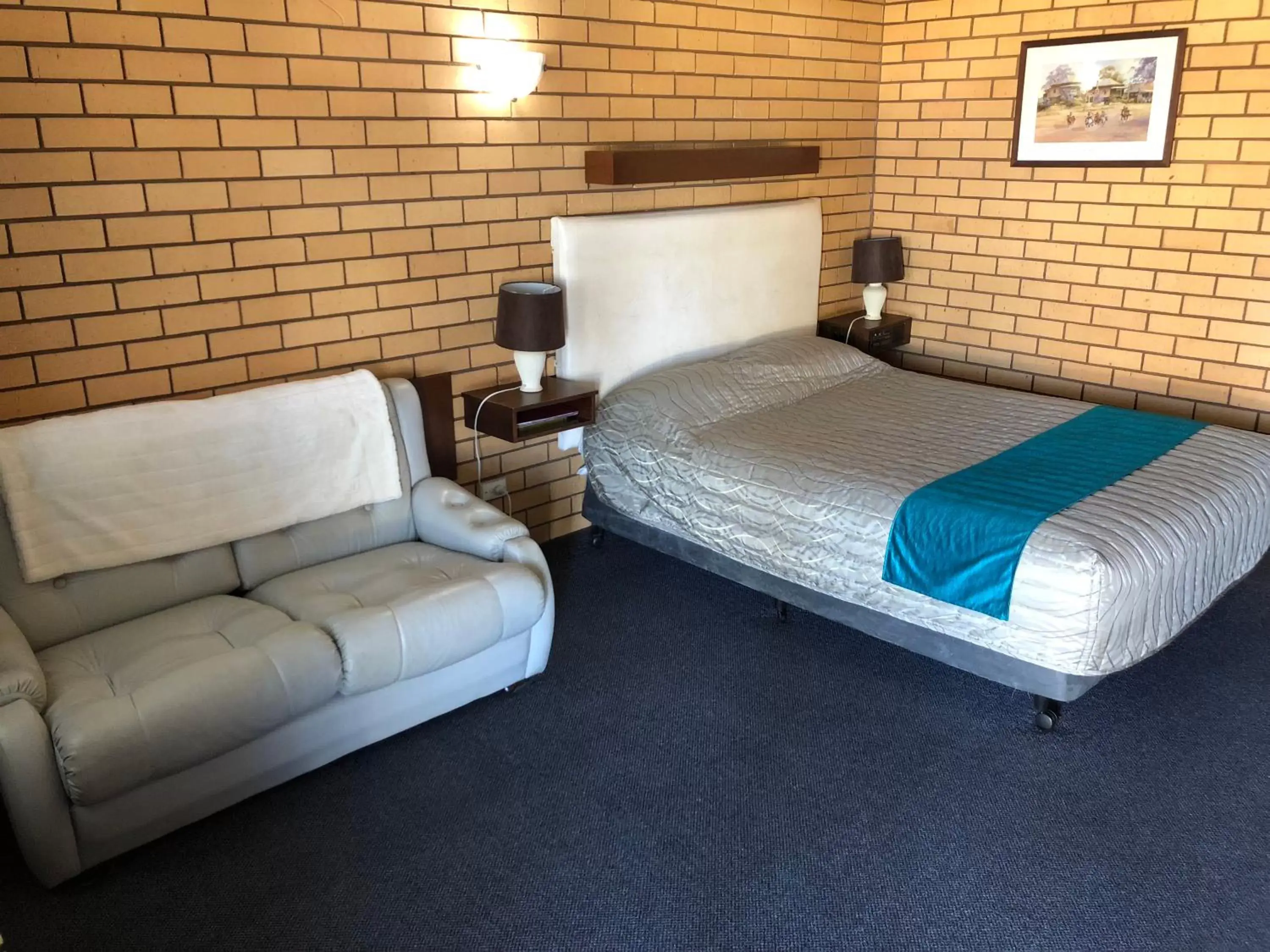 Seating area, Bed in Stockman Motor Inn