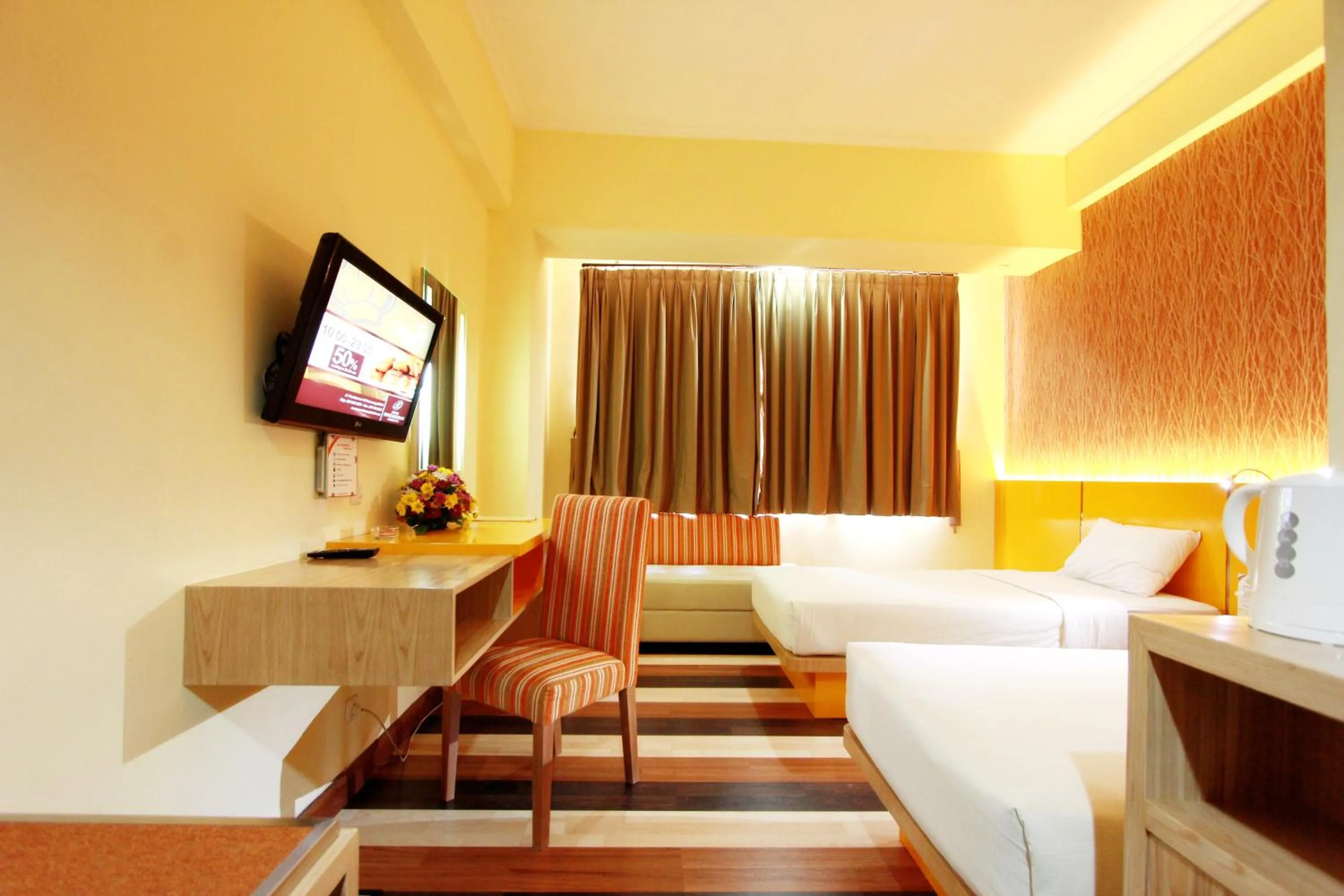 Bed in Pandanaran Hotel