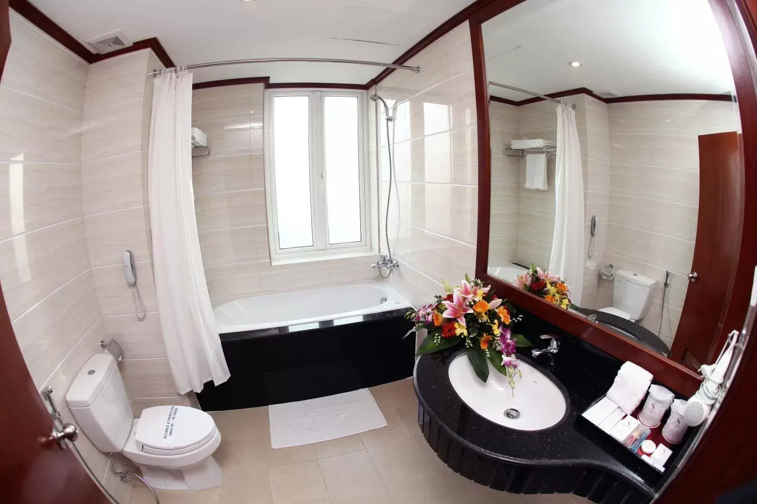 Hot Tub, Bathroom in HANZ Sunny 2 Hotel Hanoi