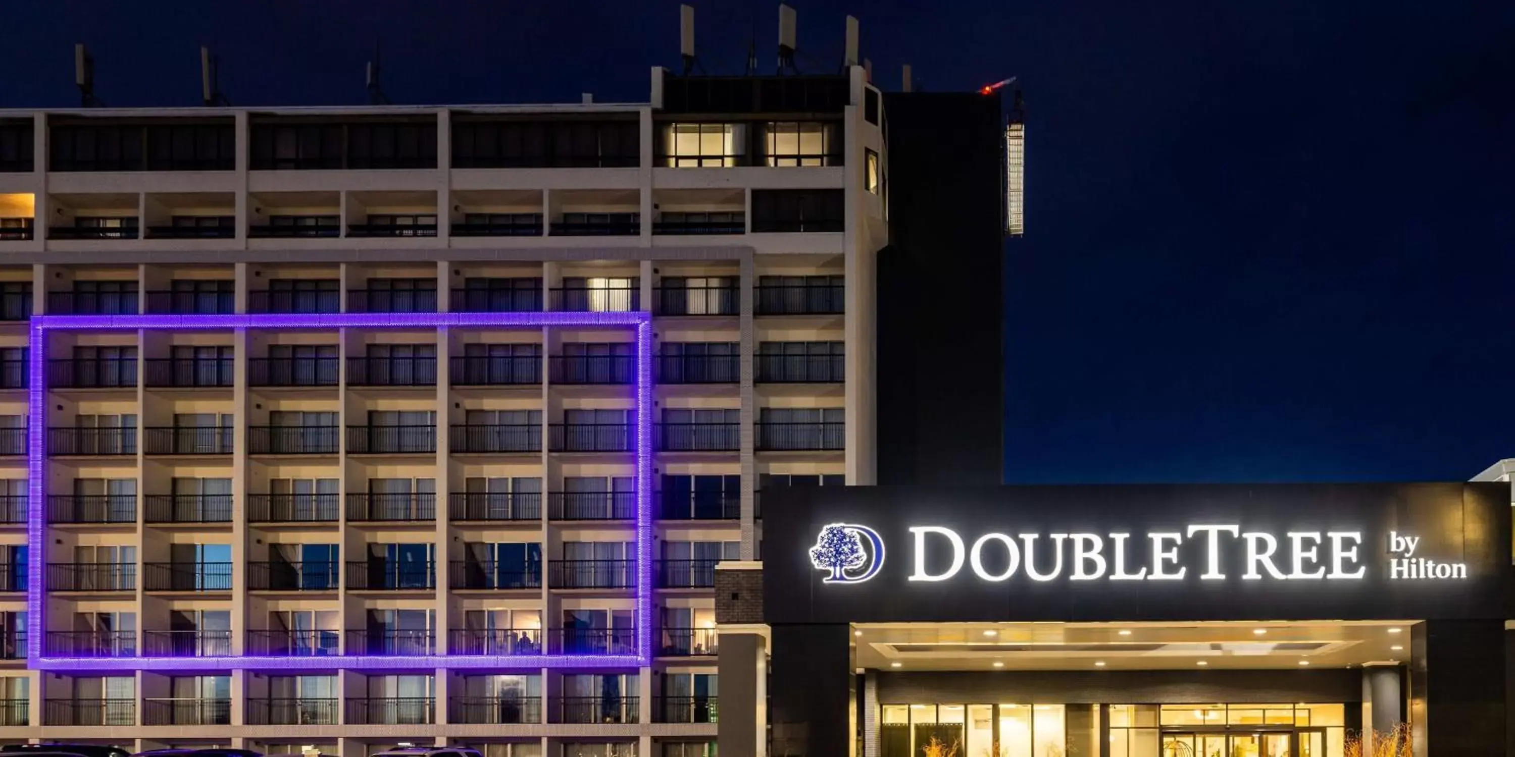 Property building in DoubleTree by Hilton Calgary North Property building in DoubleTree by Hilton Calgary North