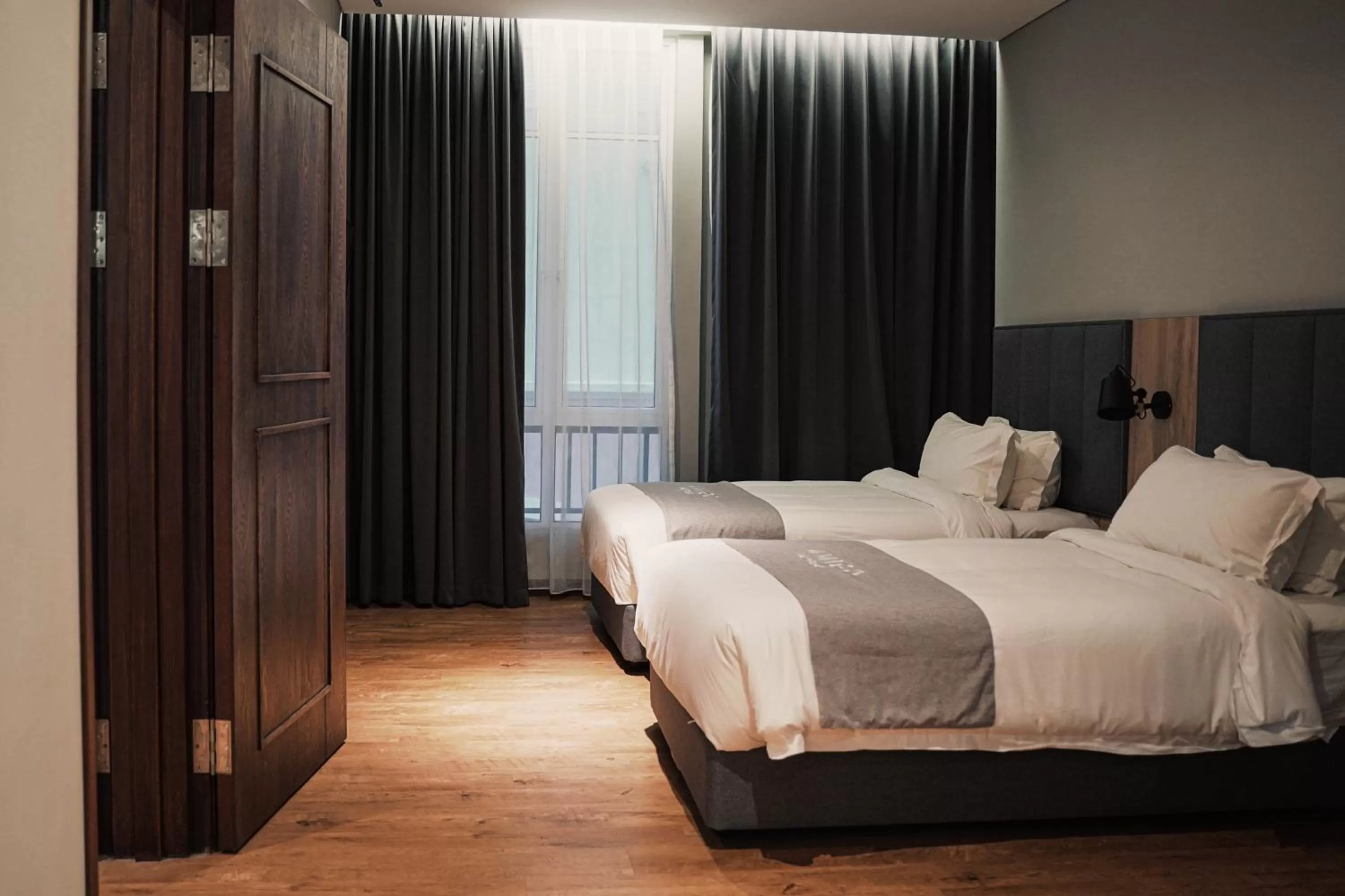 Bedroom, Bed in Amigo Hotel