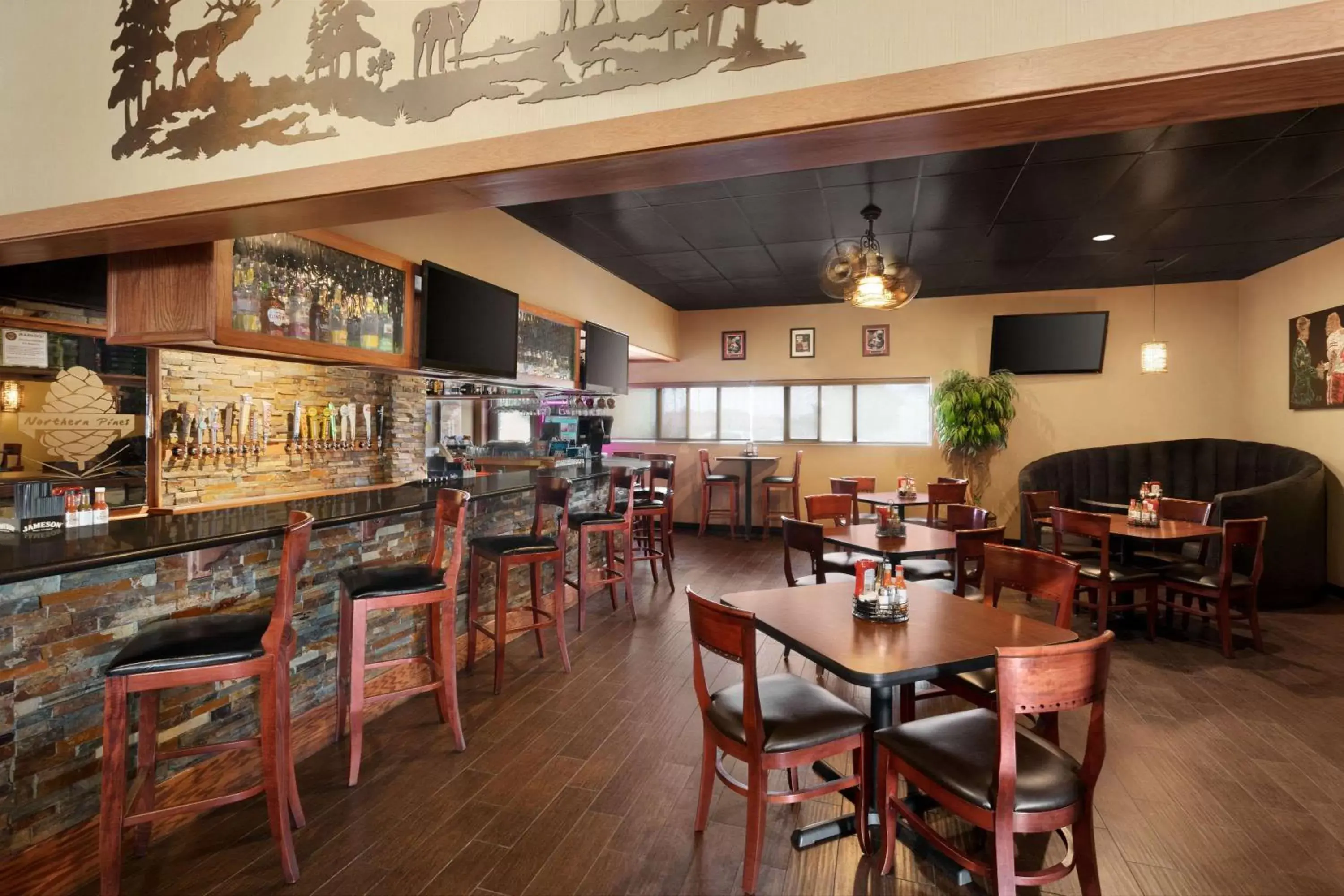 Restaurant/places to eat, Lounge/Bar in Days Hotel by Wyndham Flagstaff