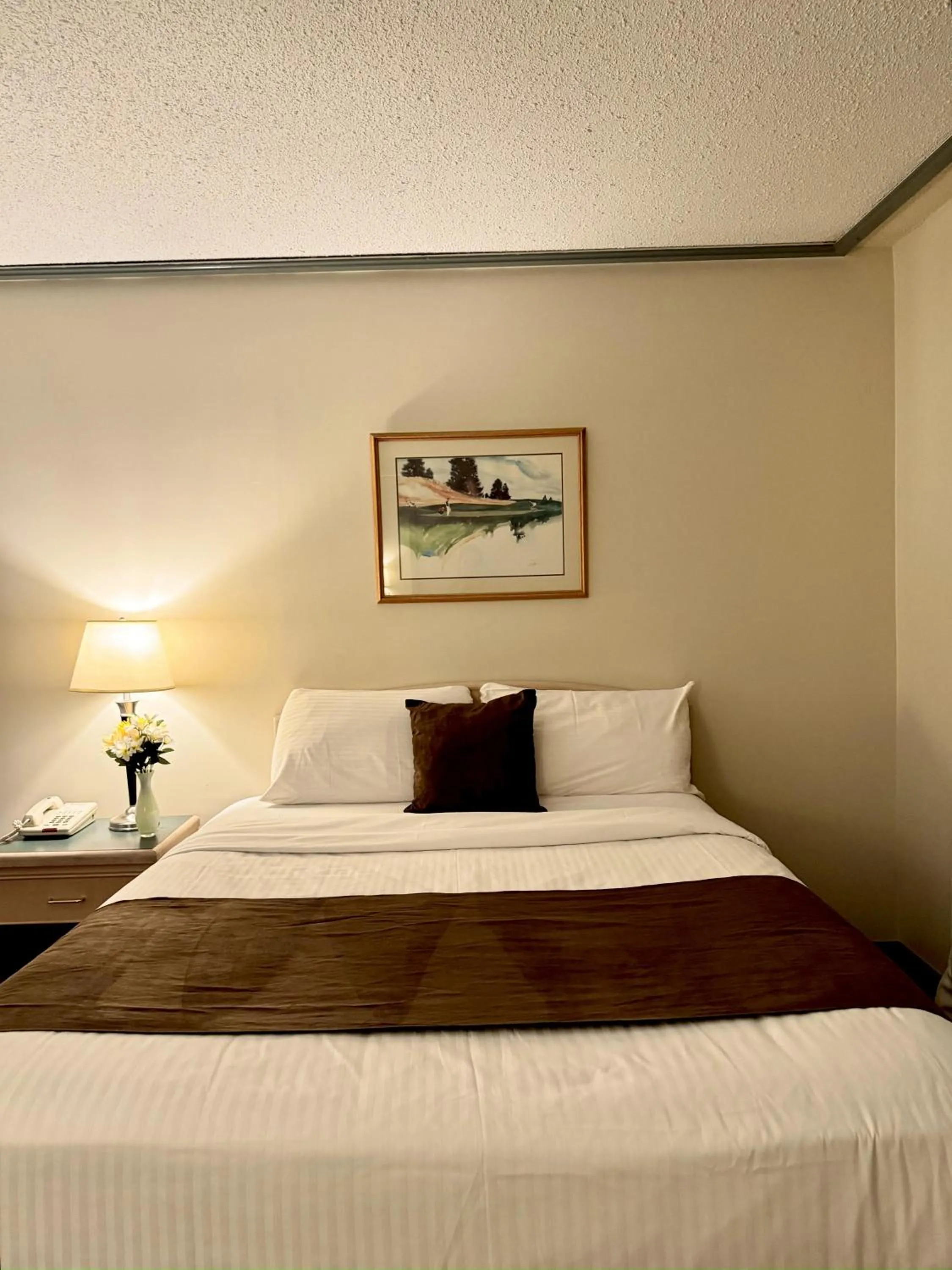 Bed in Divya Sutra Plaza and Conference Centre, Vernon, BC