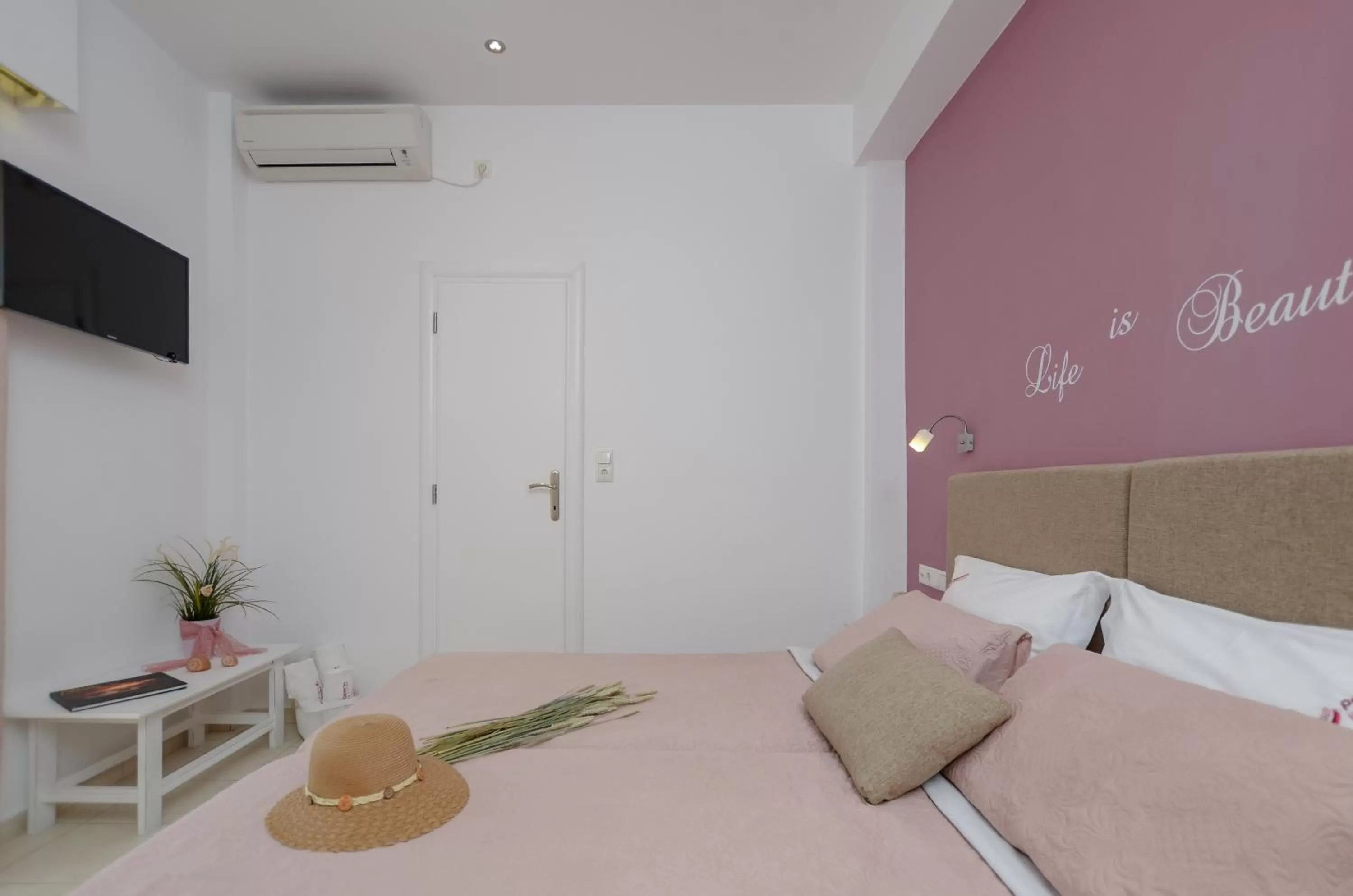 Photo of the whole room, Bed in Panormos Hotel and Studios