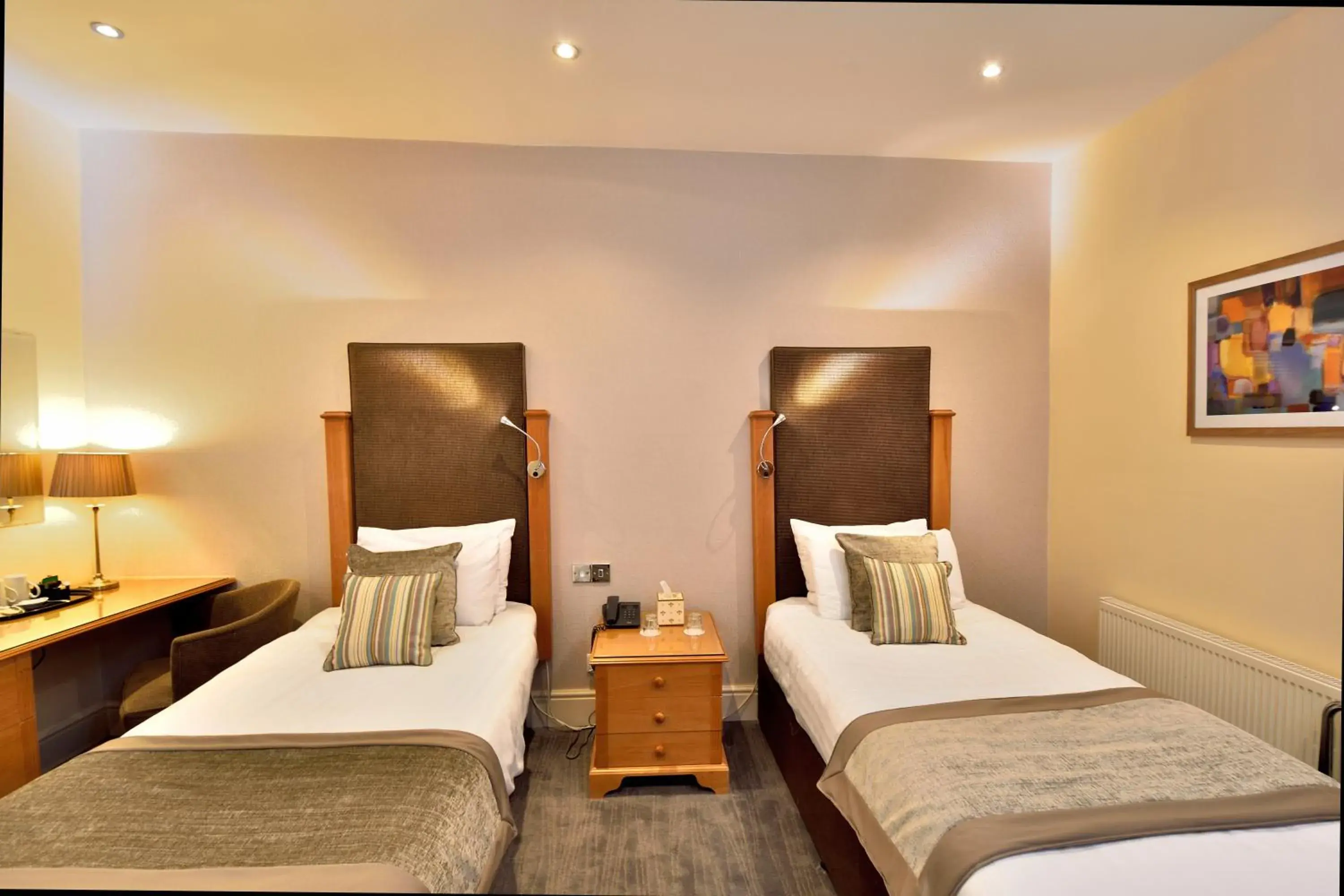 Photo of the whole room, Bed in Queens Court Hotel