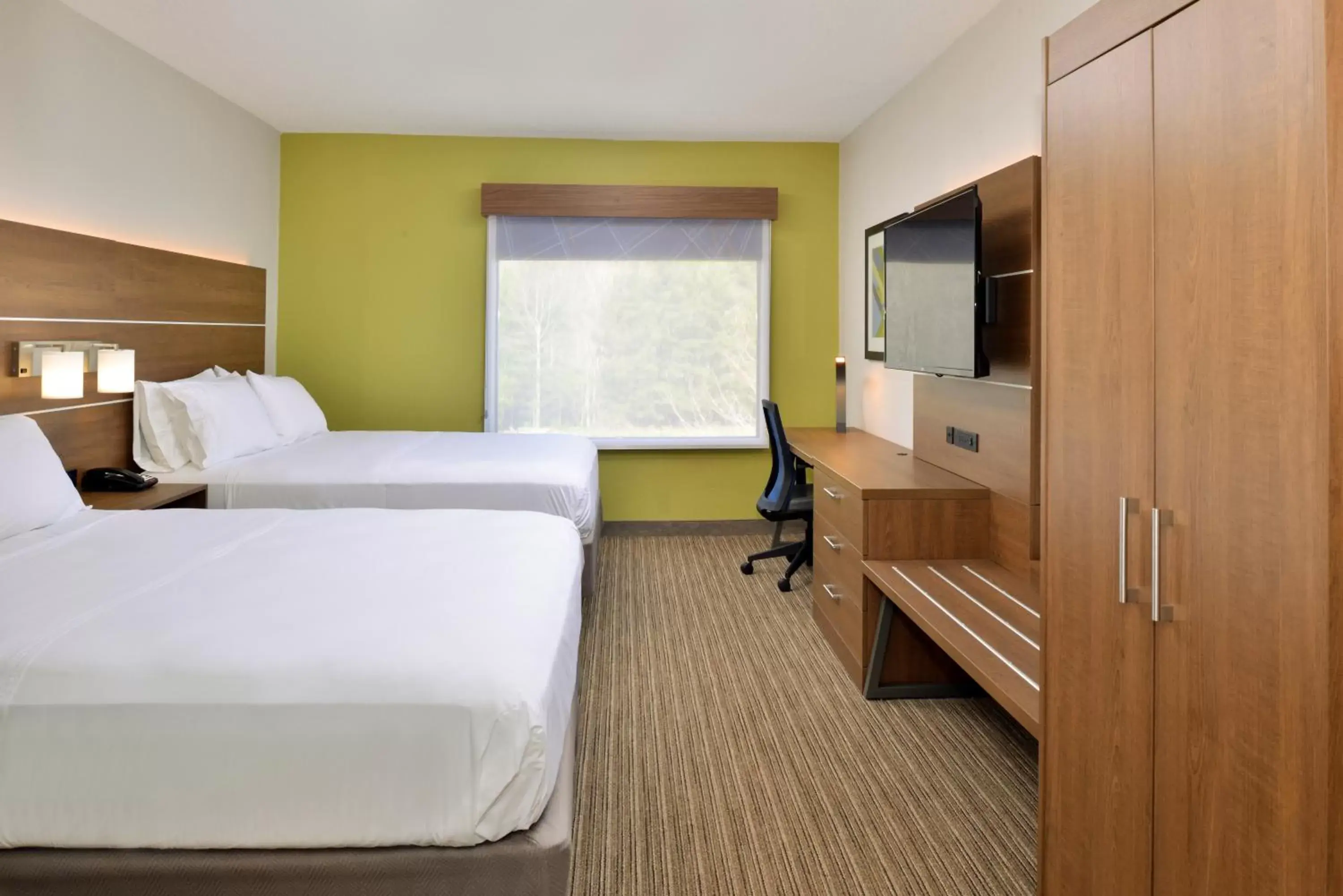 Bed in Holiday Inn Express Blowing Rock South, an IHG Hotel