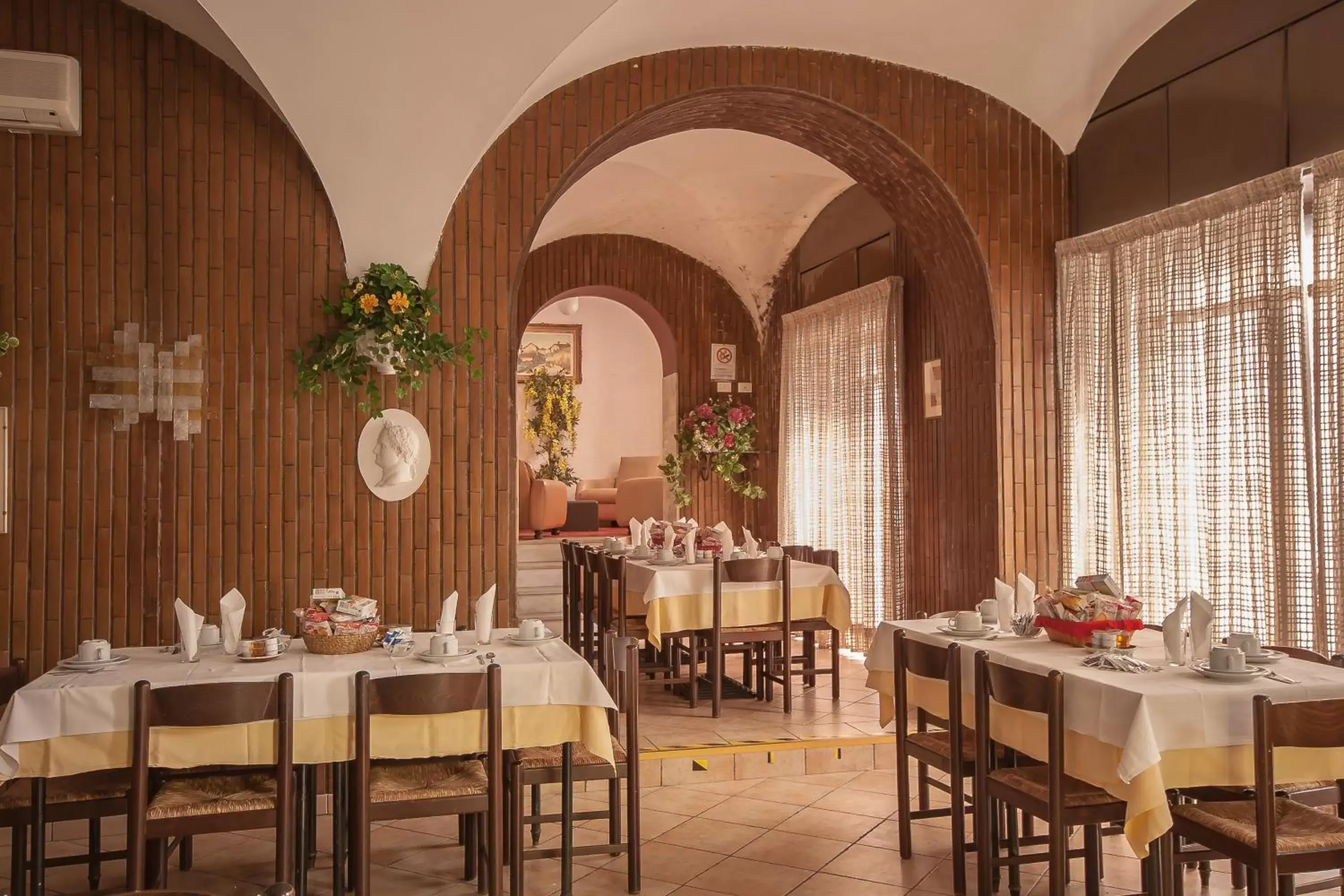 Restaurant/Places to Eat in Hotel Tirreno