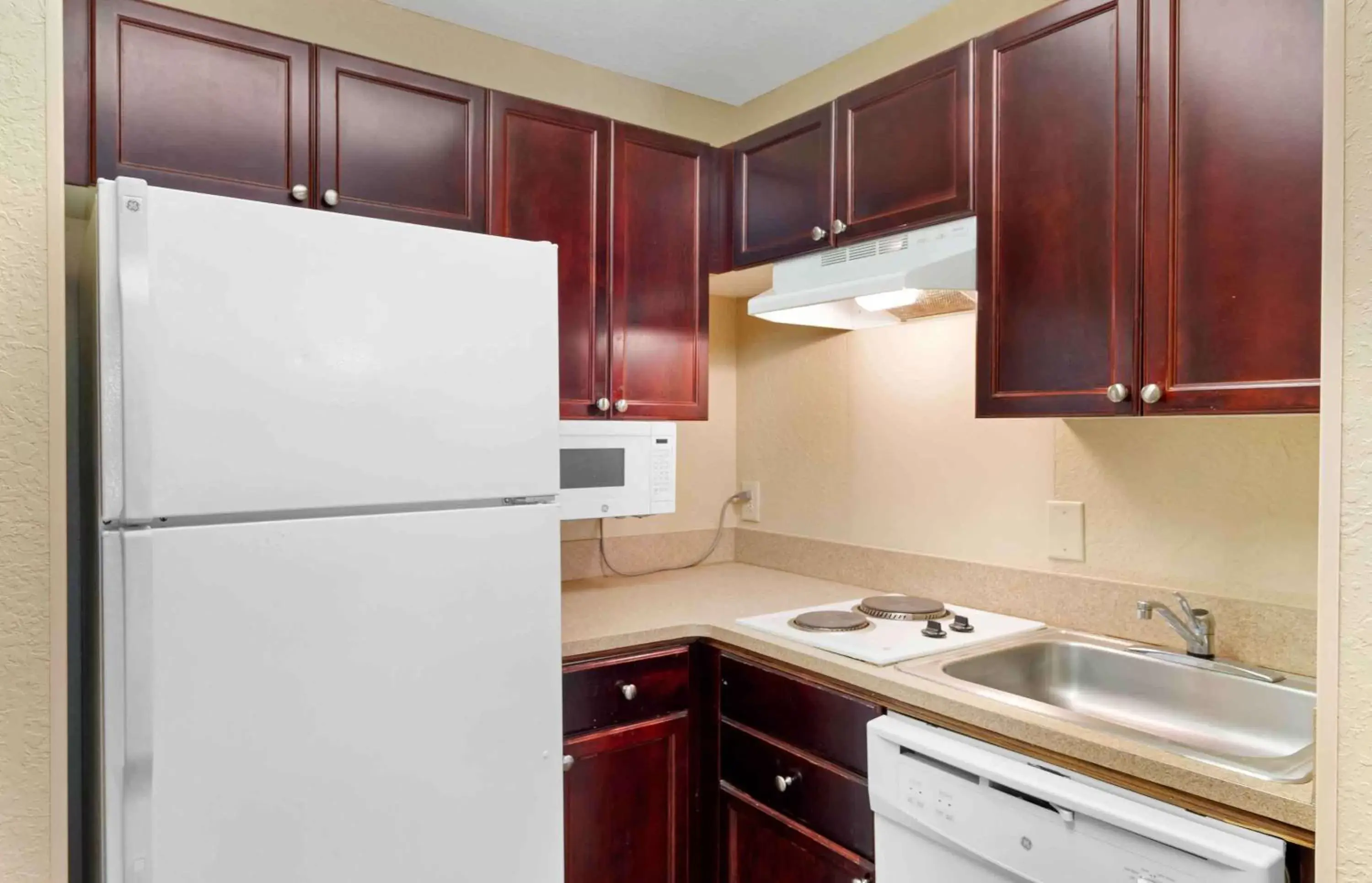 Bedroom, Kitchen/Kitchenette in Extended Stay America Suites - Phoenix - Midtown