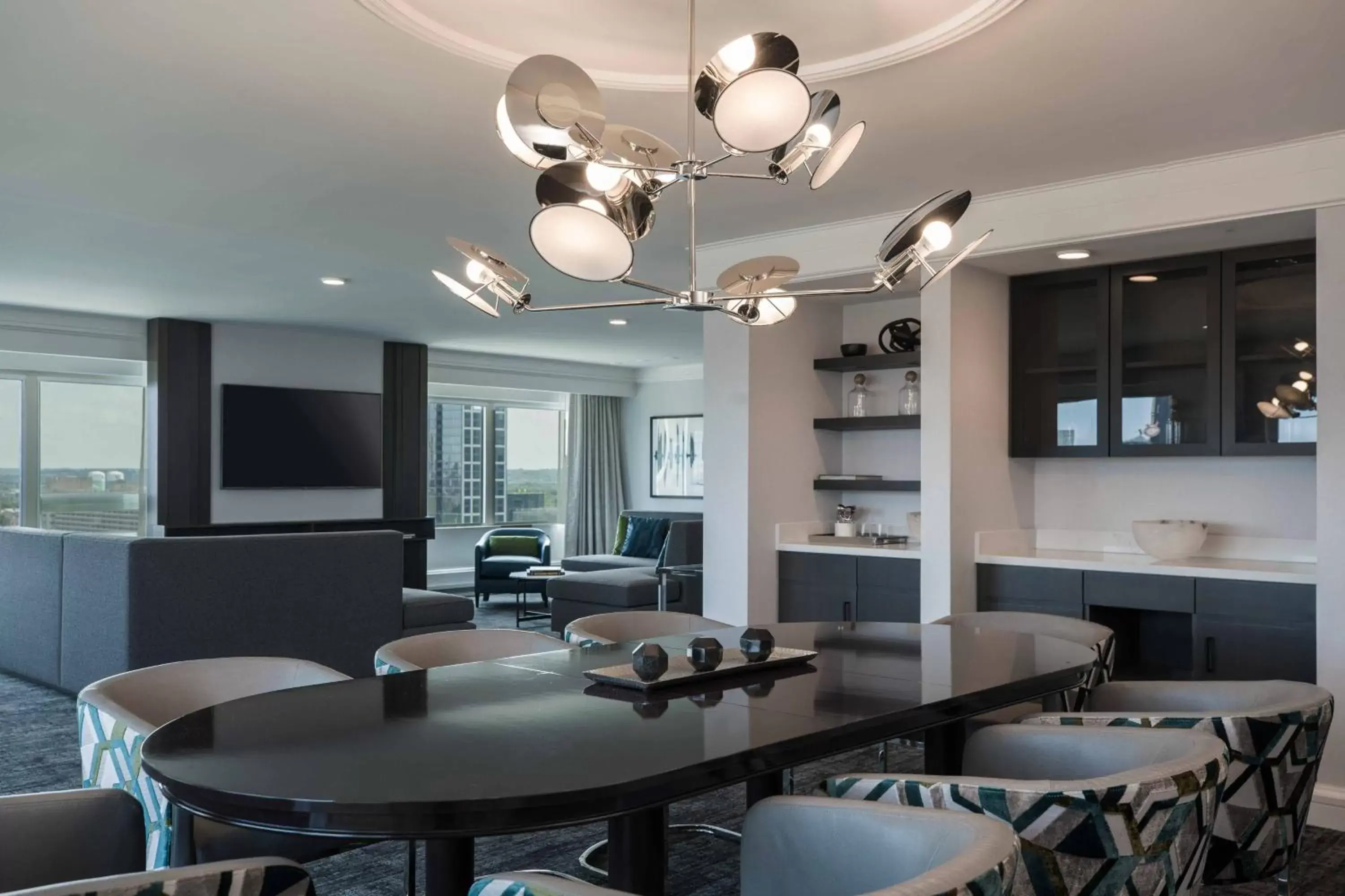 Photo of the whole room, Dining Area in Renaissance Baltimore Harborplace Hotel