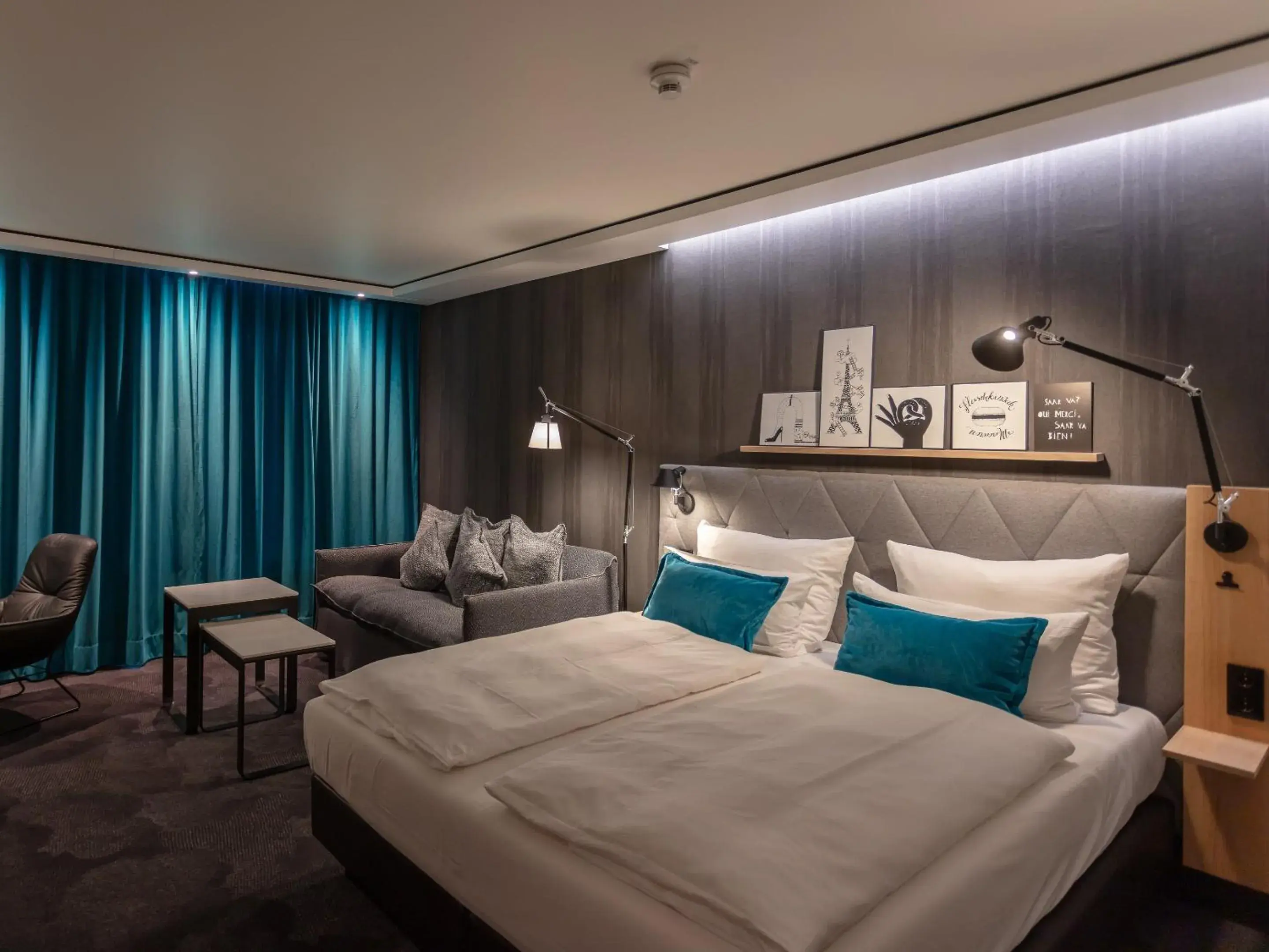 Photo of the whole room, Bed in Motel One Saarbrücken
