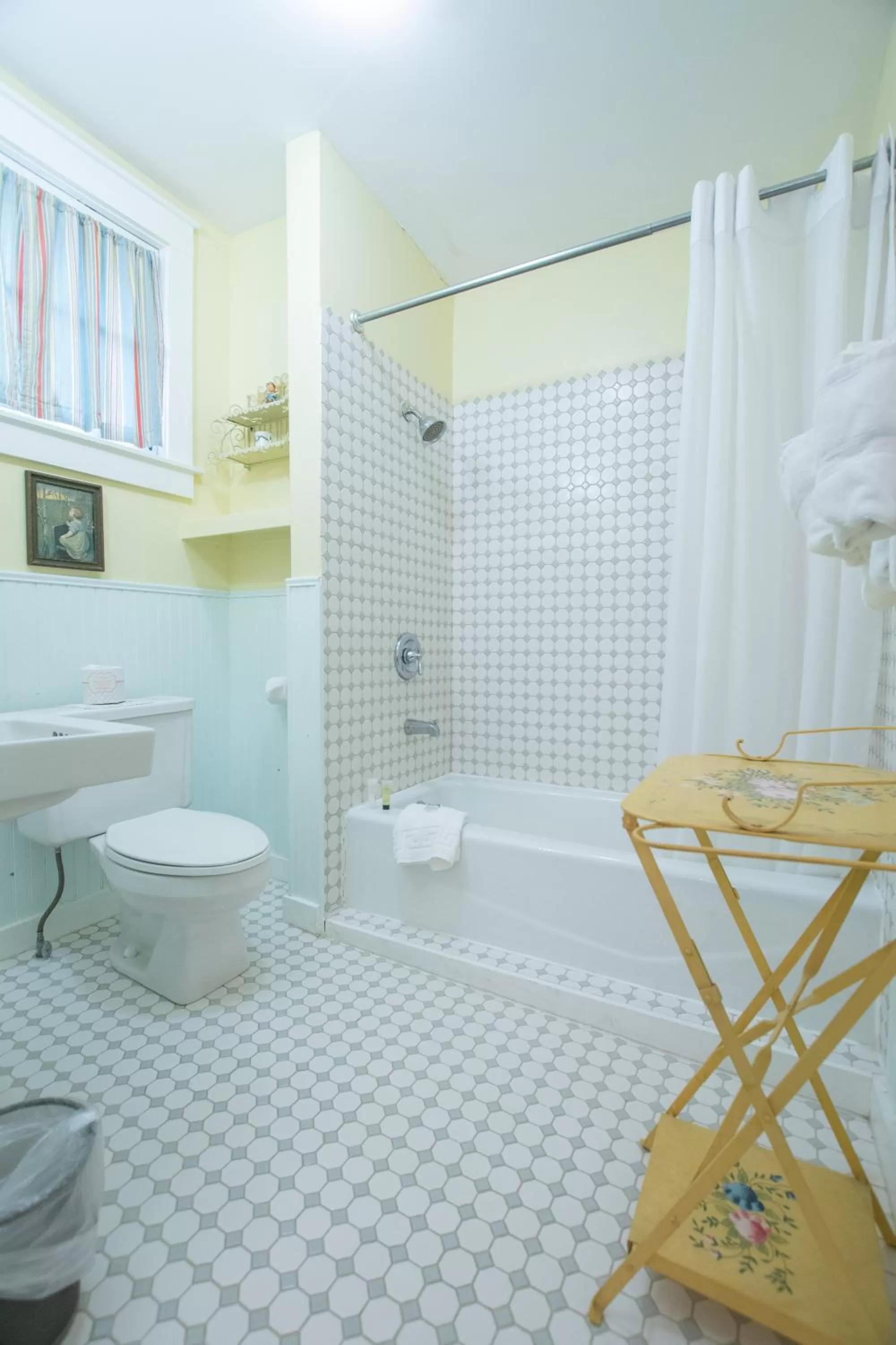 Shower in Terrace Inn and 1911 Restaurant