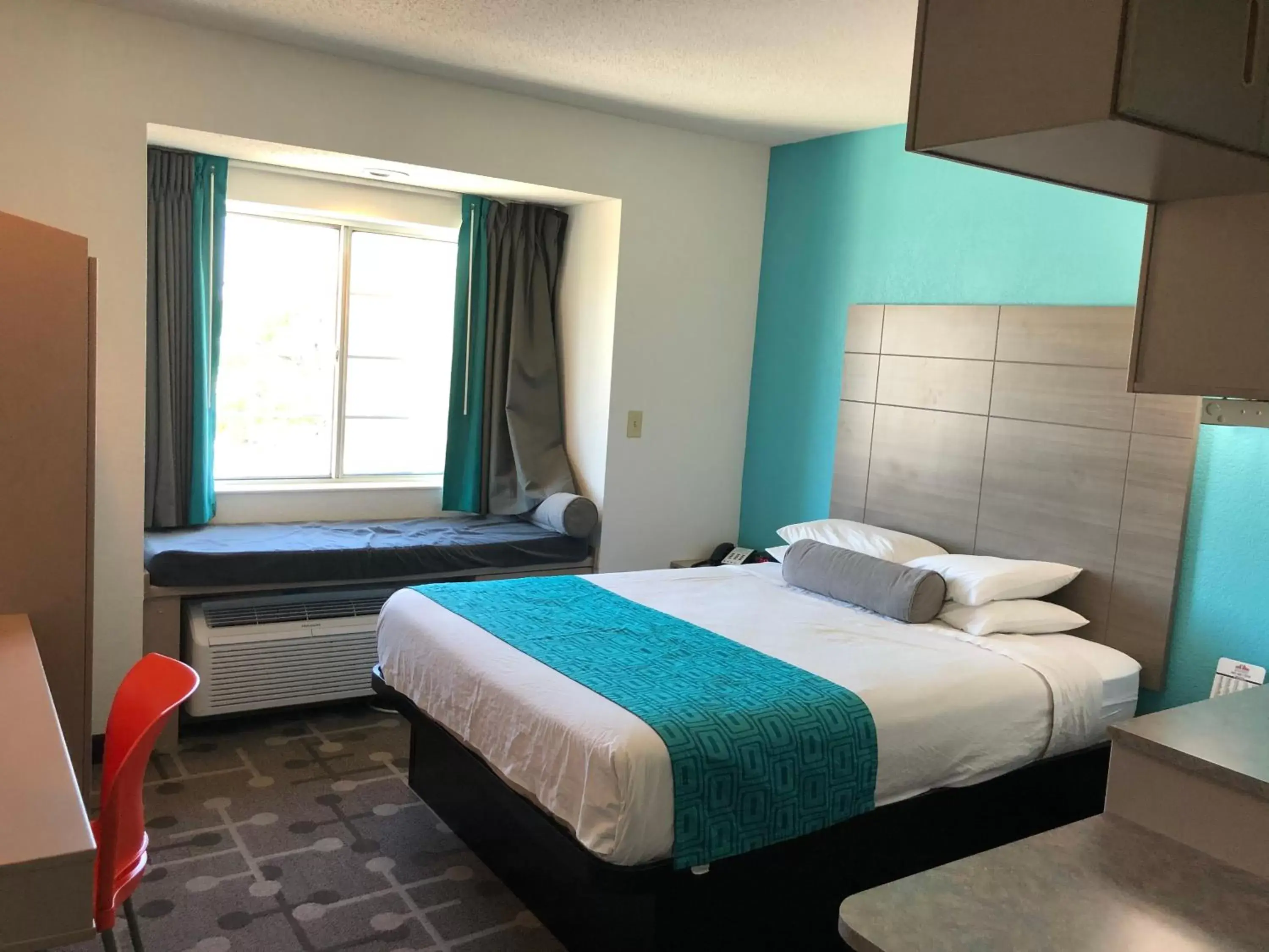 Bed in Howard Johnson by Wyndham Elk Grove Village - Chicago O'Hare