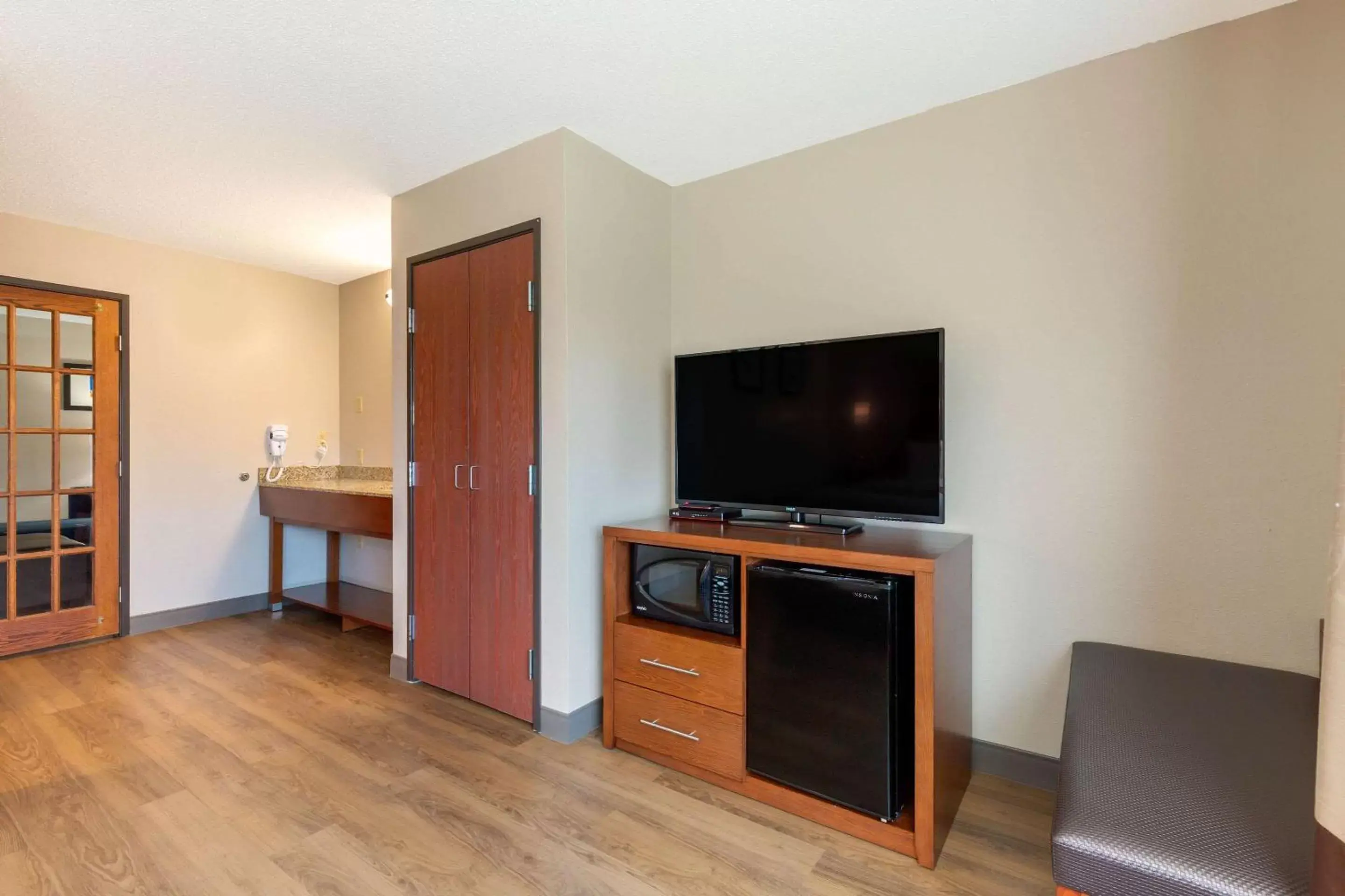 Photo of the whole room, TV/Entertainment Center in Comfort Inn & Suites