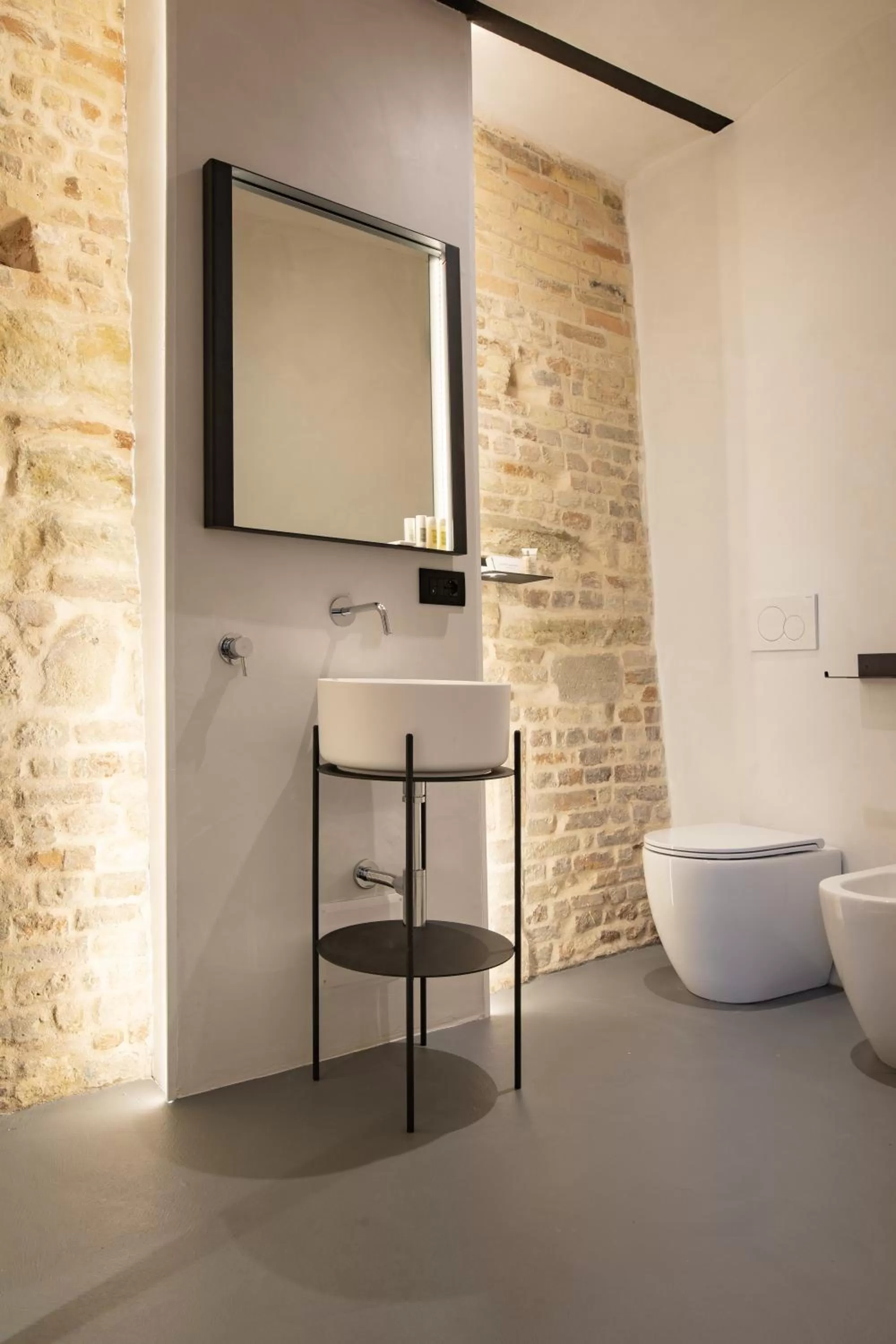 Bathroom in OGNISSANTI GuestHouse & Suites