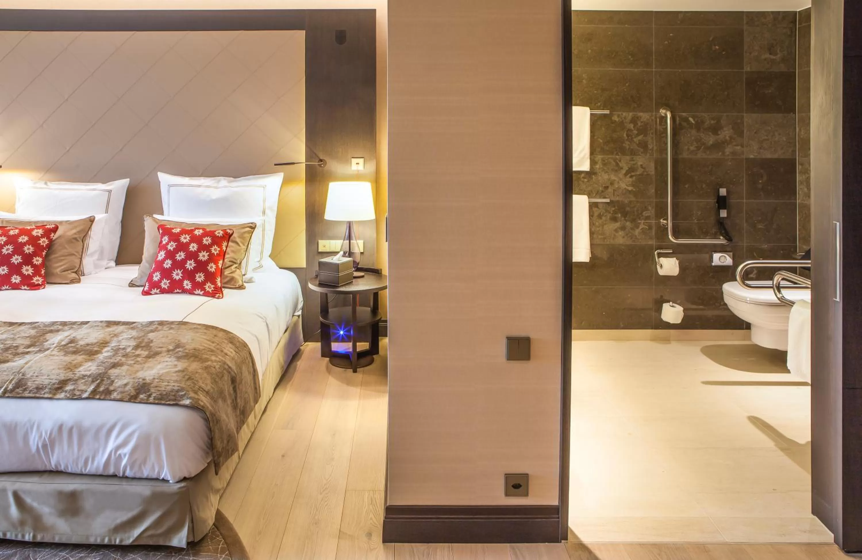 acessibility, Bed in AlpenGold Hotel Davos