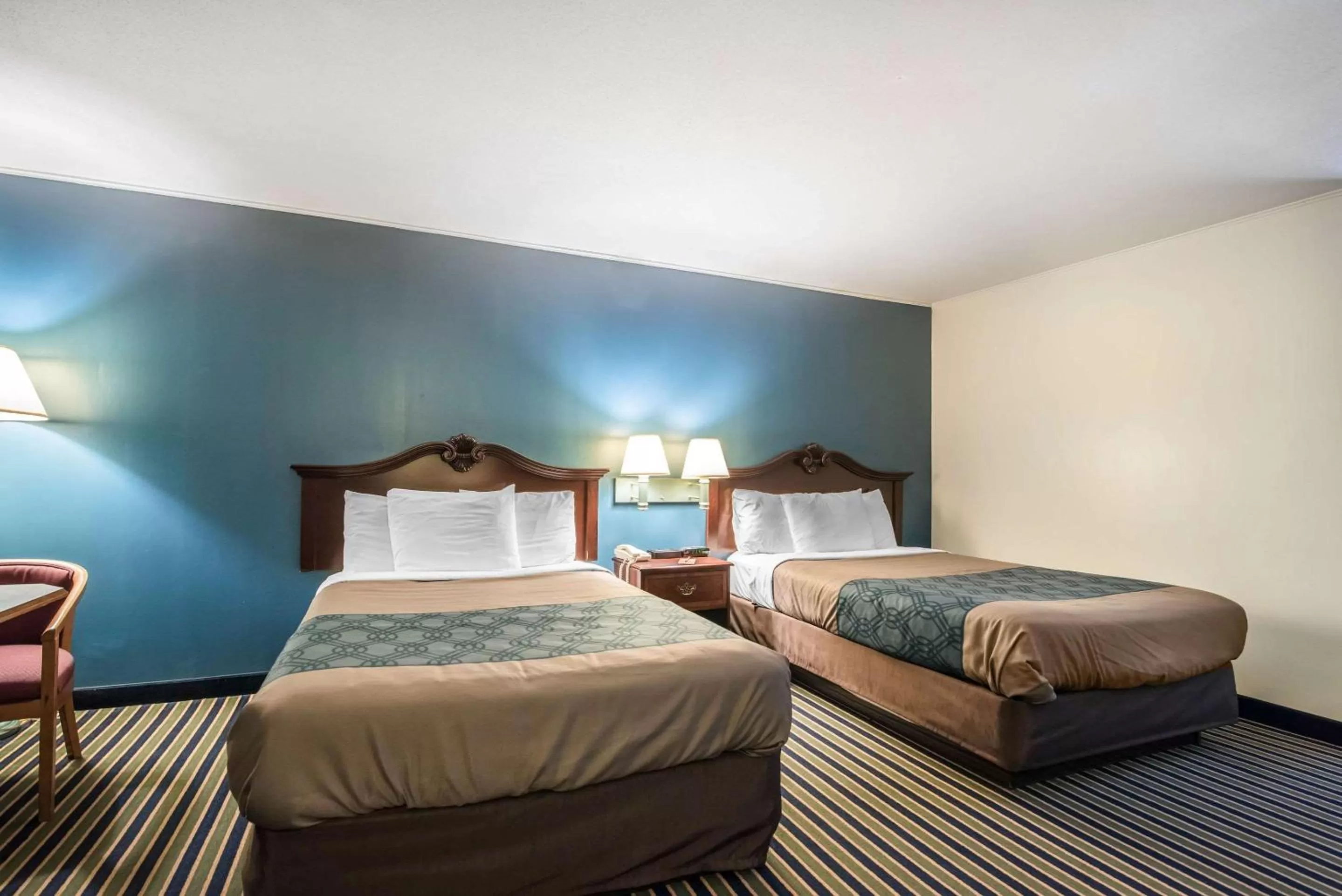 Photo of the whole room, Bed in Econo Lodge