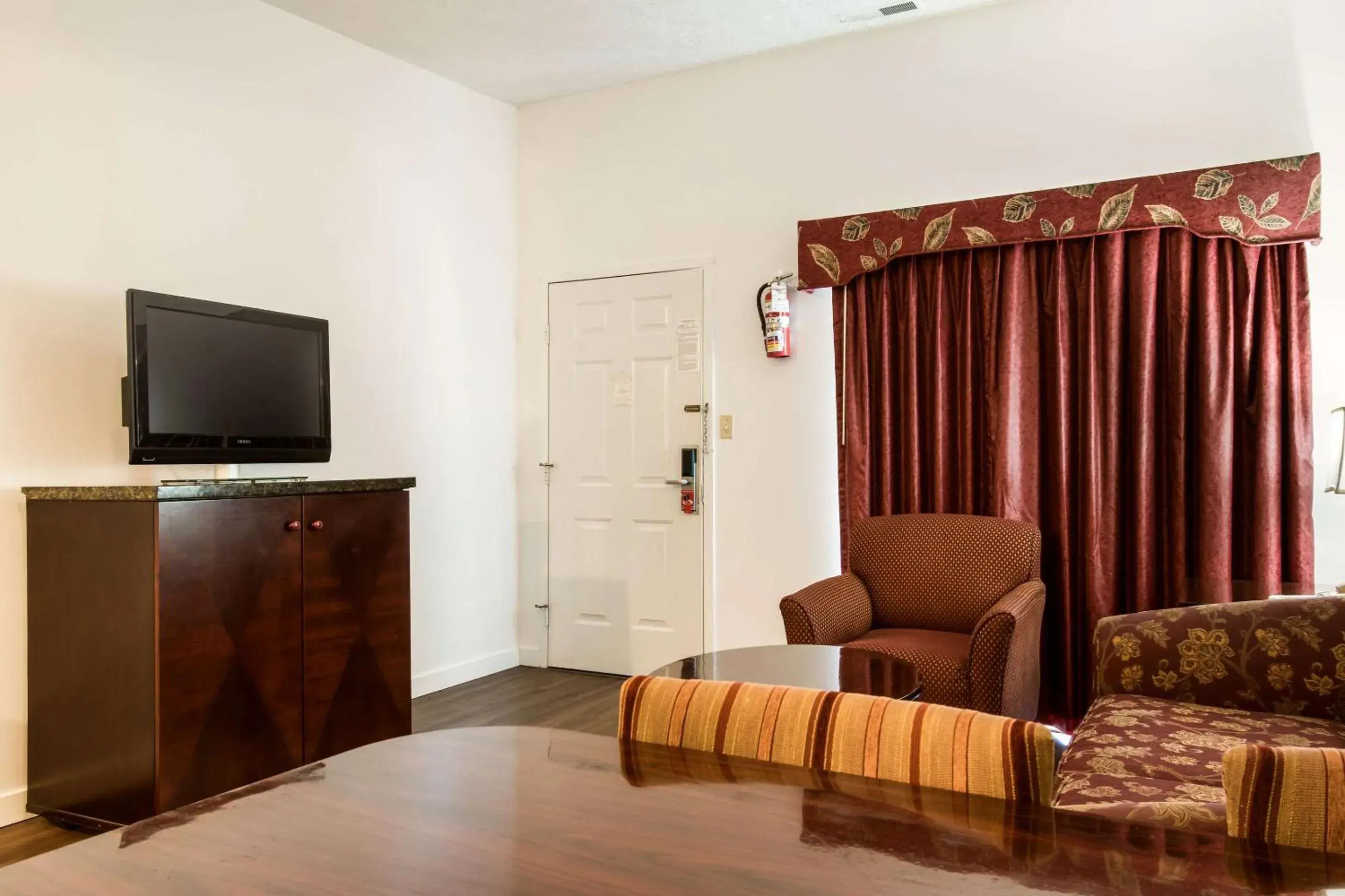 Photo of the whole room, Seating Area in Econo Lodge Inn & Suites Pocono near Lake Harmony