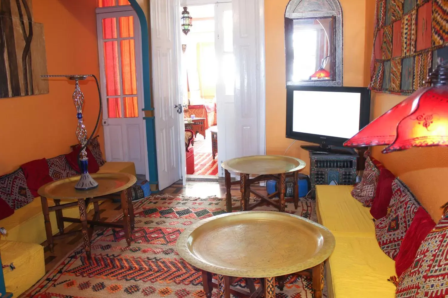 Communal lounge/ TV room, Seating Area in Porto Riad - Guest House