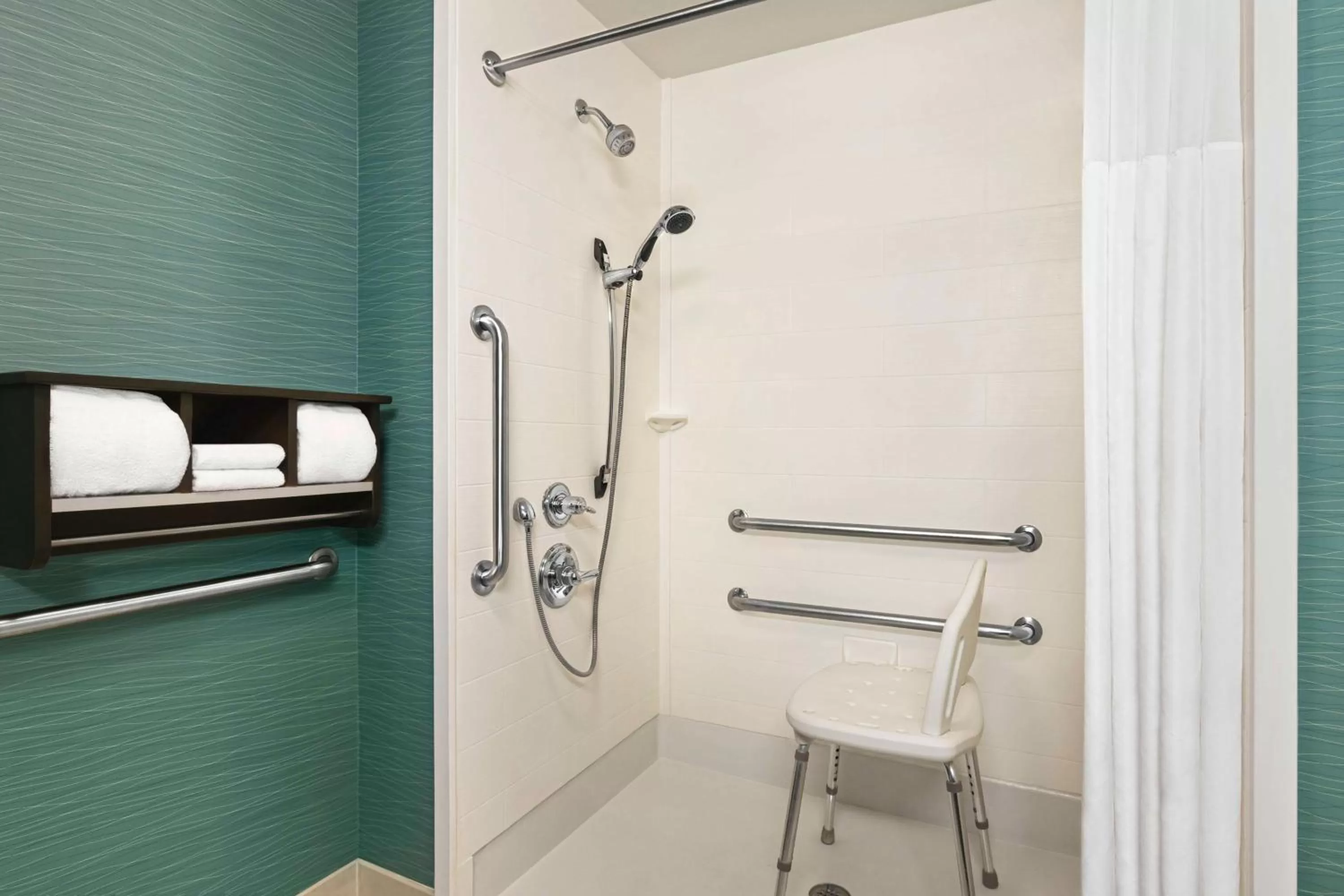 Bathroom in Hampton Inn New Albany