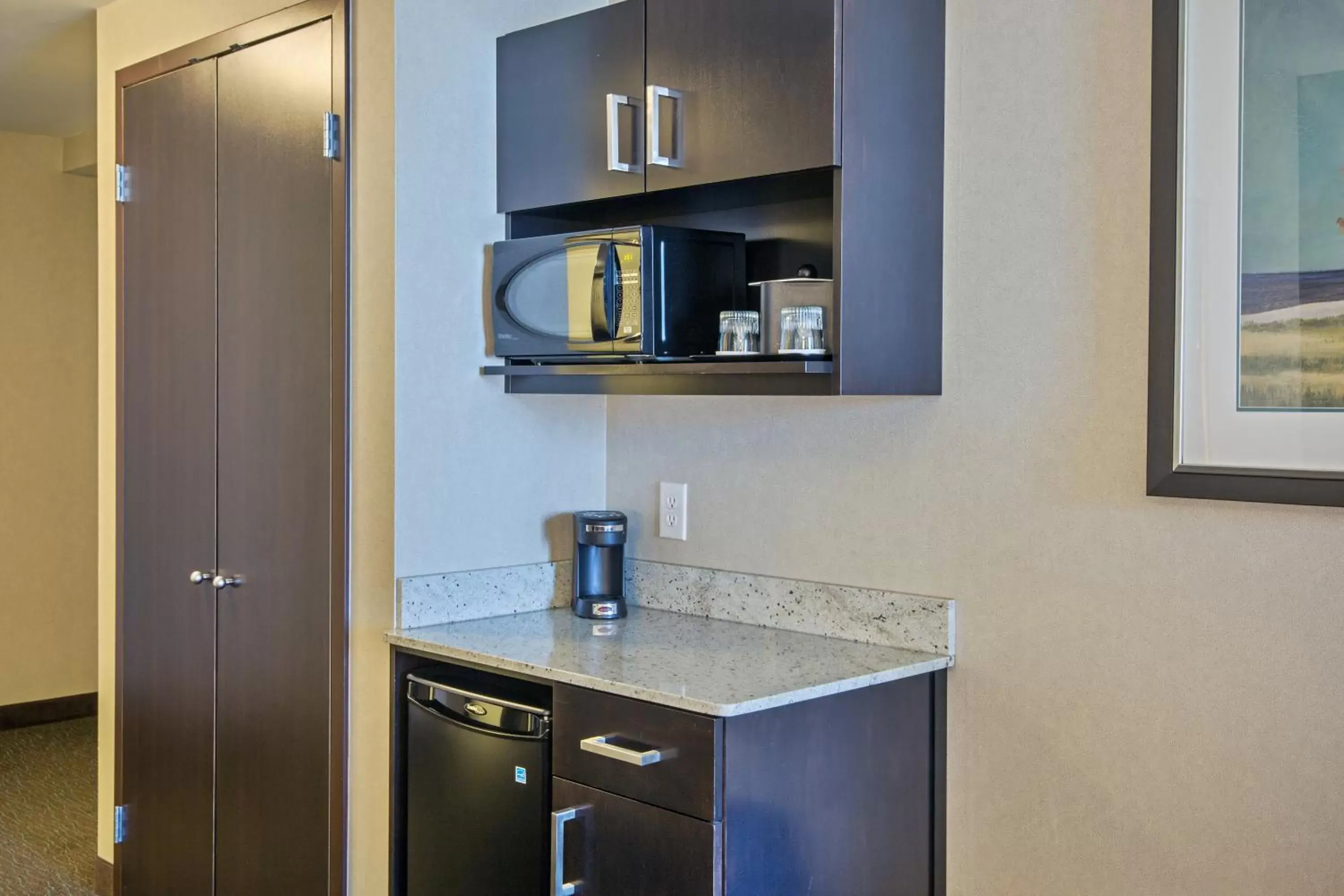 Coffee/tea facilities, Kitchen/Kitchenette in Holiday Inn Saskatoon Downtown, an IHG Hotel