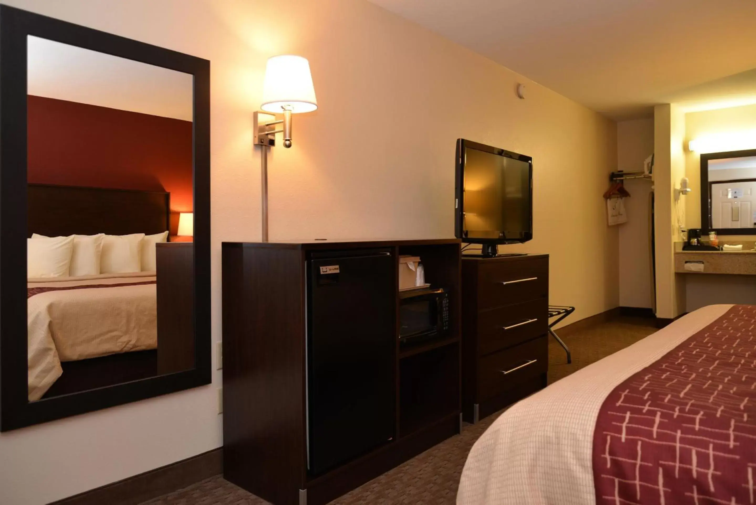 Photo of the whole room, TV/Entertainment Center in Red Roof Inn Cookeville - Tennessee Tech