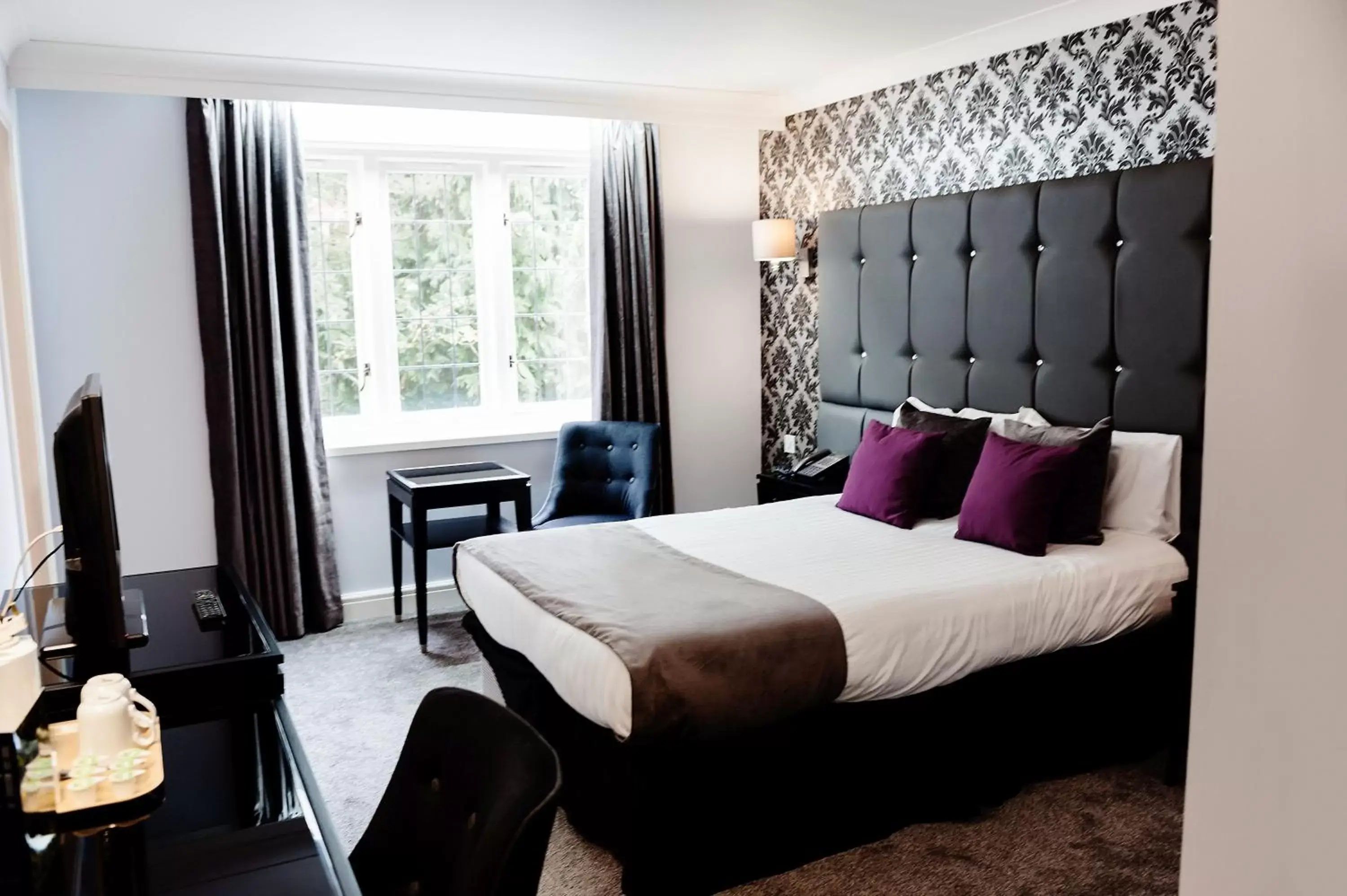 Bedroom, Bed in Southcrest Manor Hotel; BW Signature Collection
