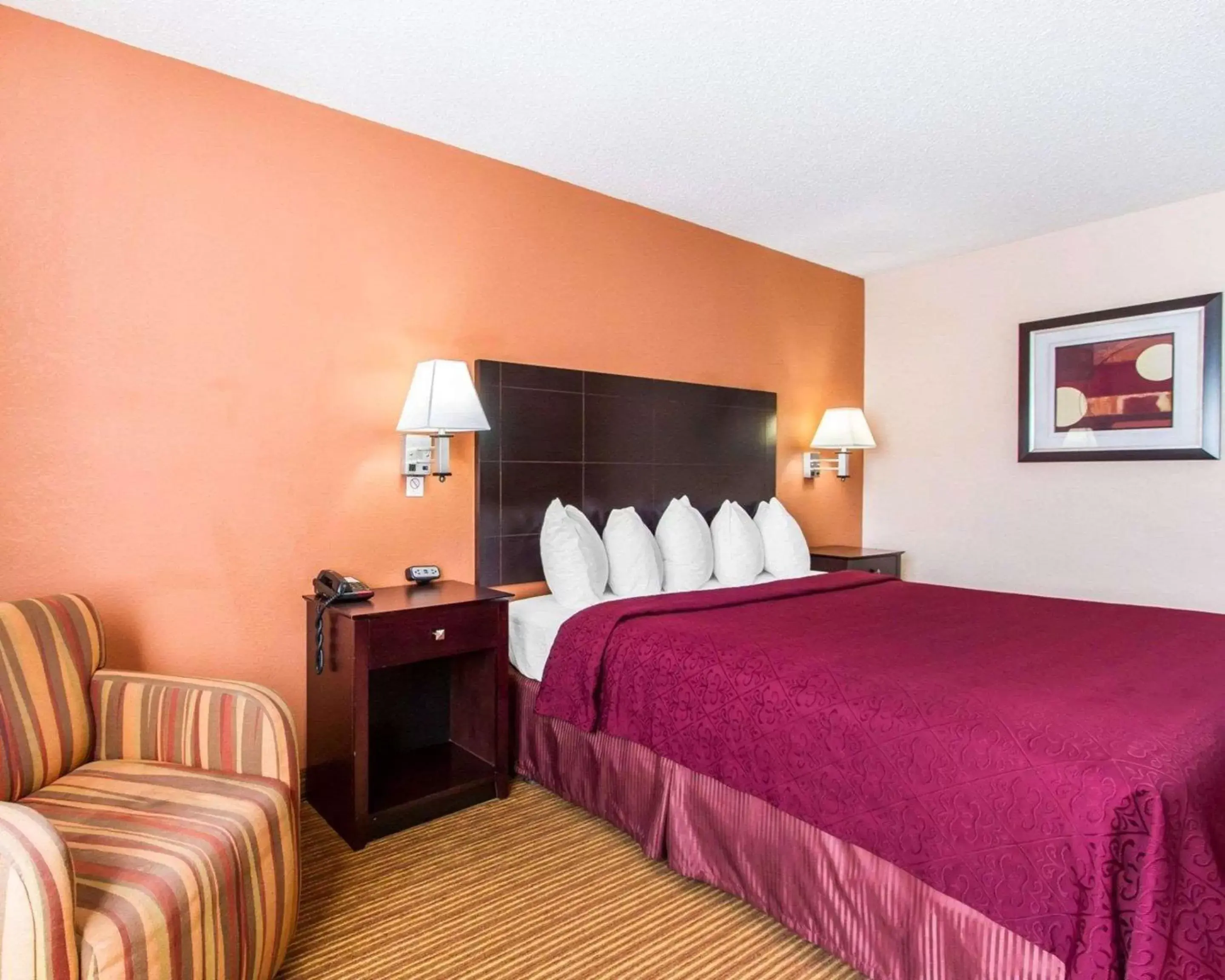 Photo of the whole room, Bed in Quality Inn & Suites Ottumwa