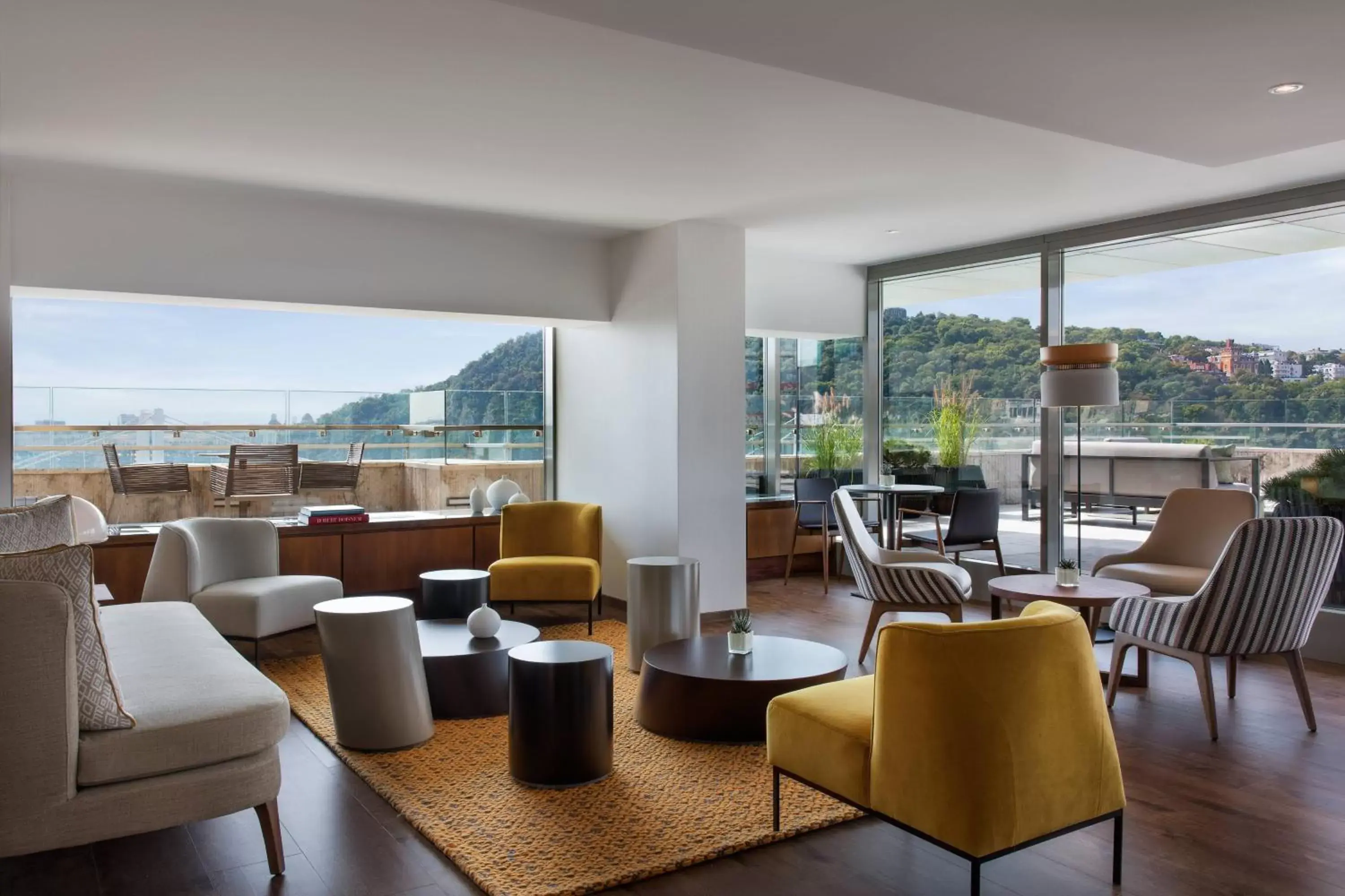 Lounge or bar in Budapest Marriott Hotel
