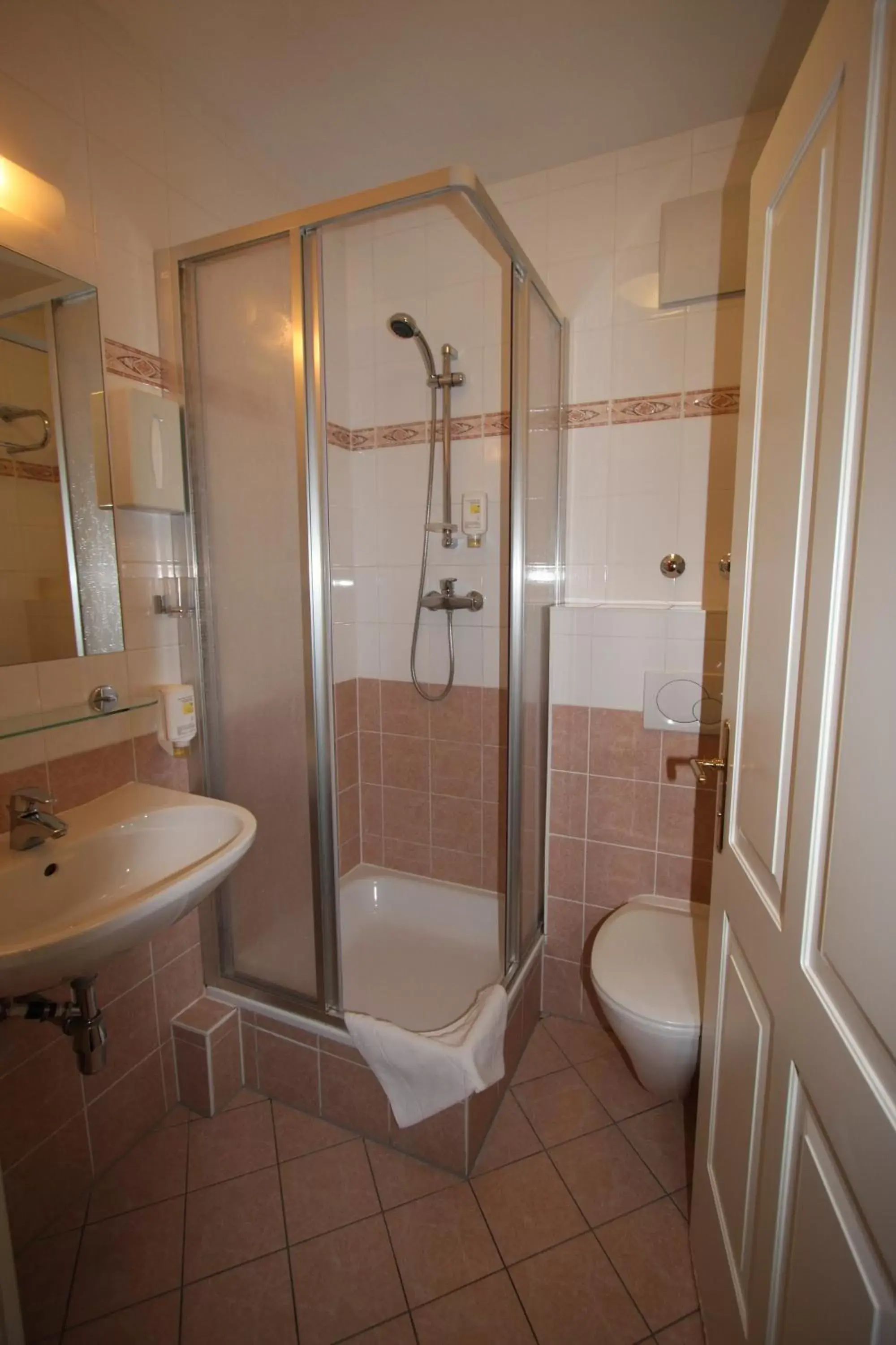 Shower, Bathroom in Suite Hotel 900 m zur Oper