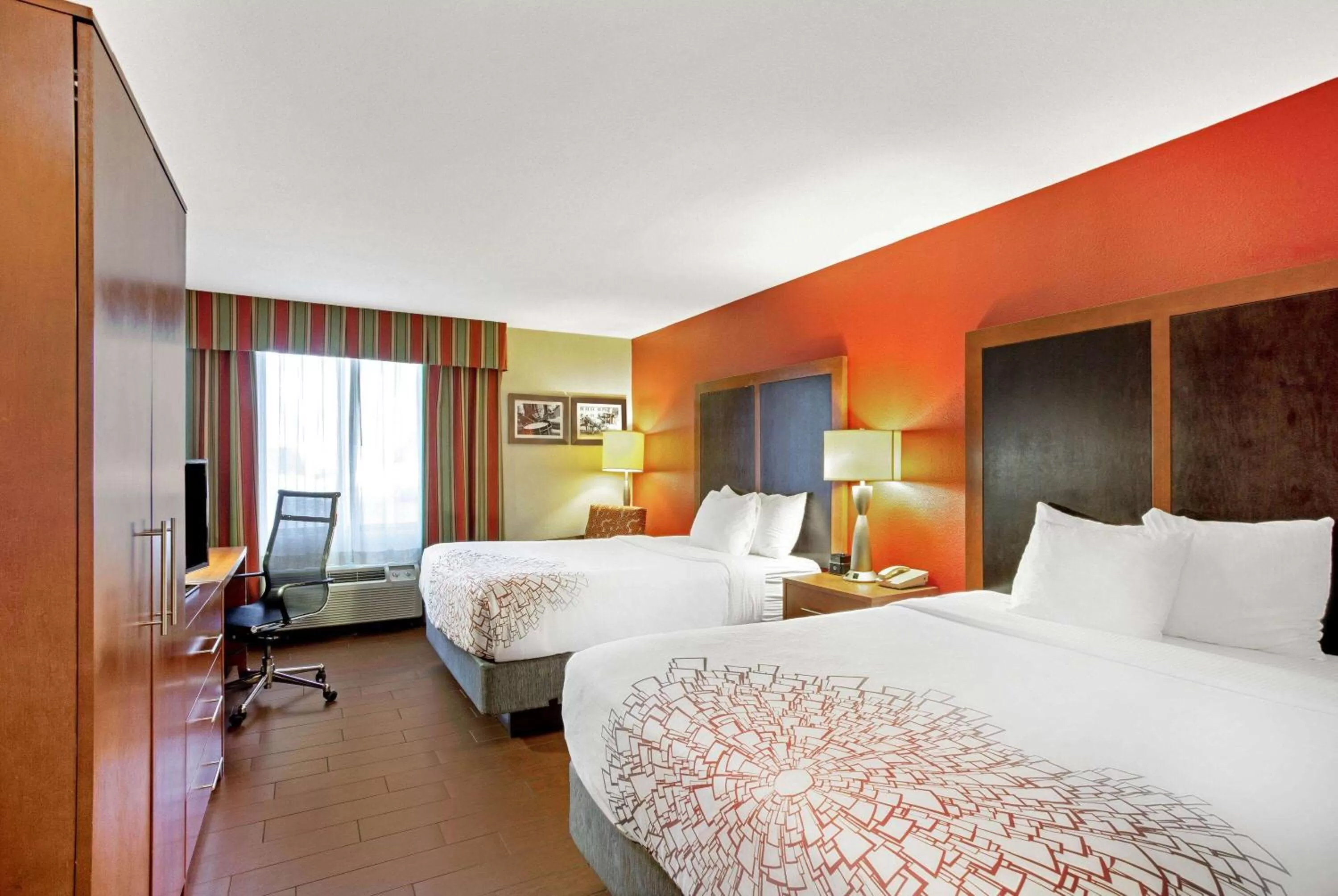 Photo of the whole room, Bed in La Quinta by Wyndham Williamsburg Historic Area