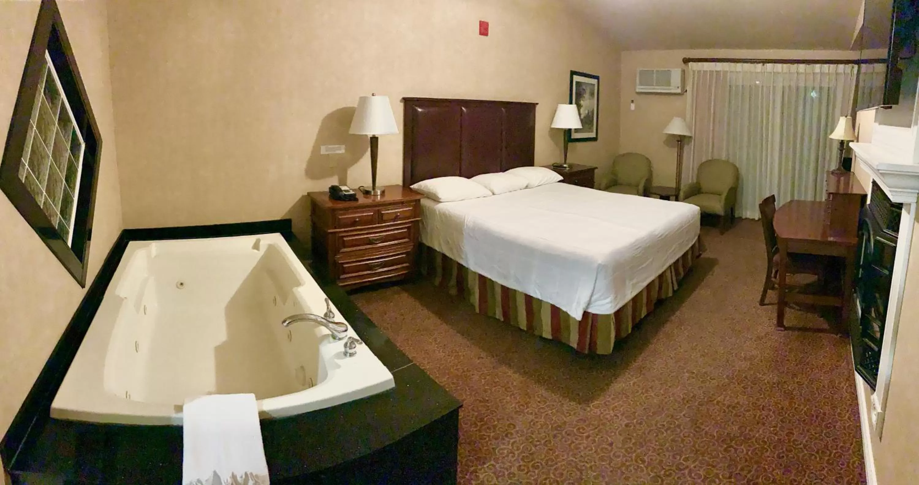 Bed in Yosemite View Lodge