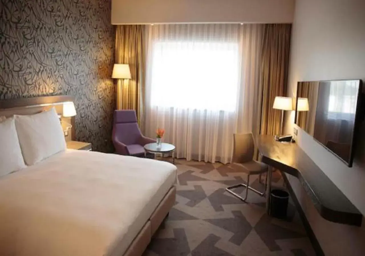 Bedroom, Bed in Radisson Blu Hotel, Abidjan Airport