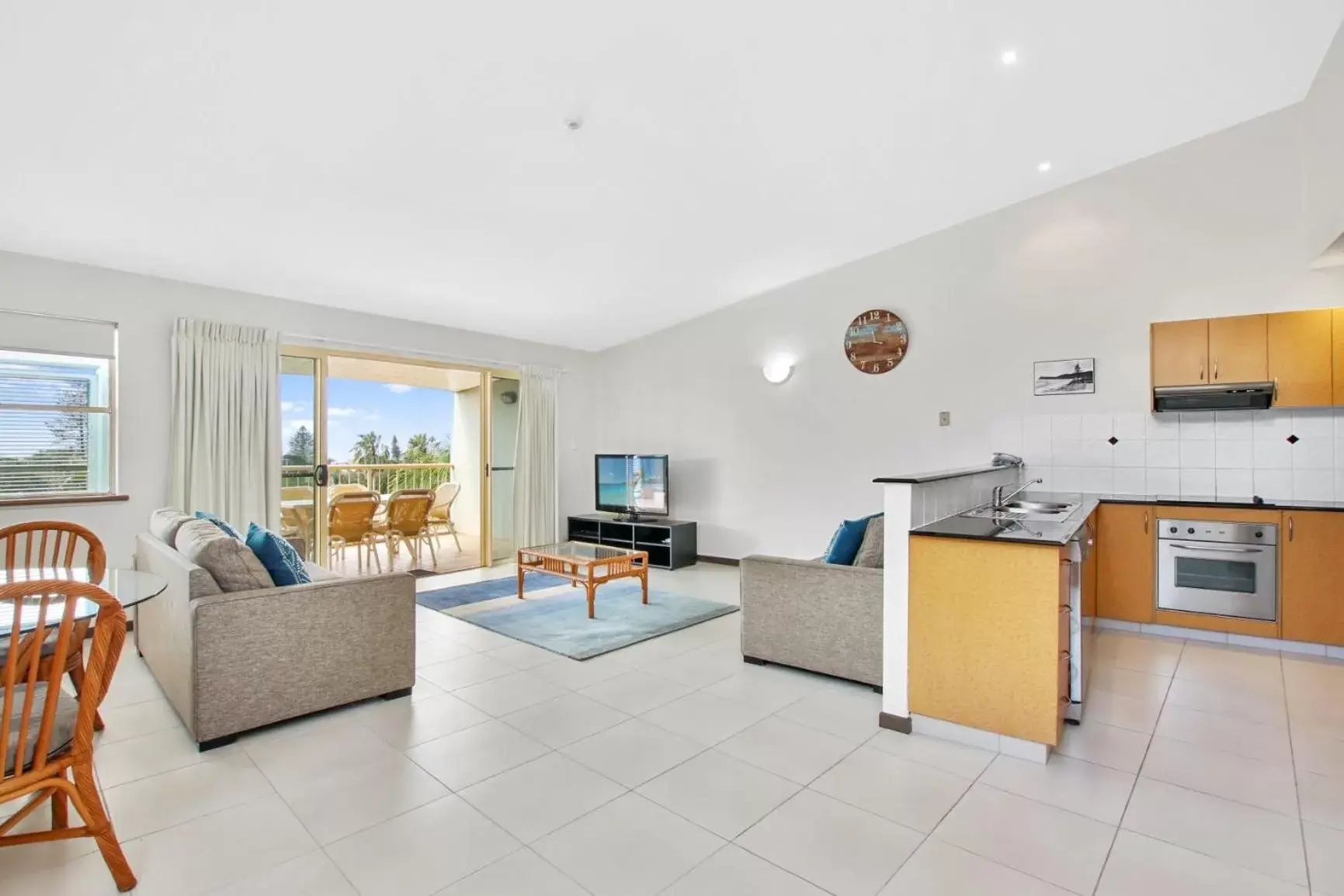 Kitchen/Kitchenette in Lennox Beach Resort