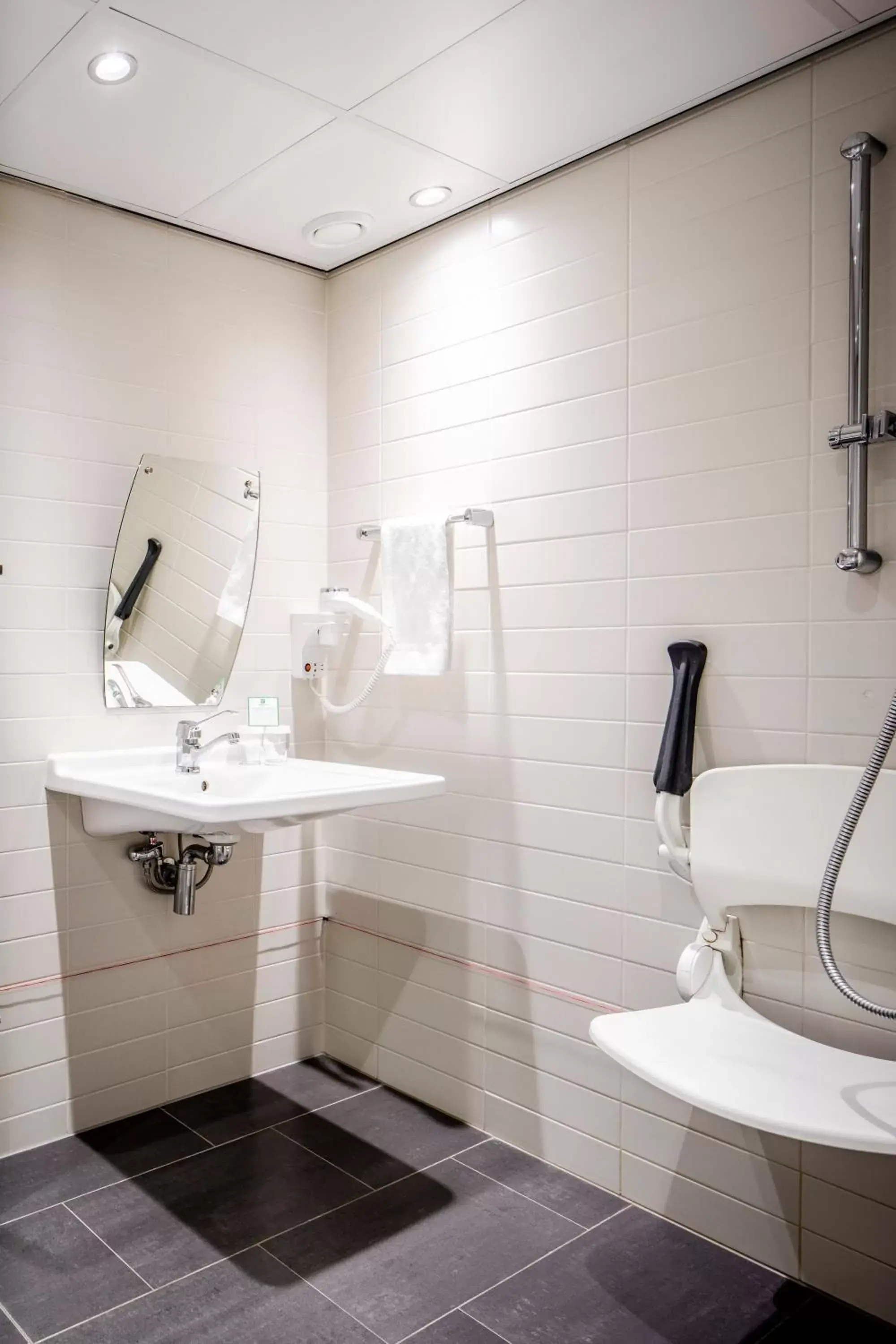 Photo of the whole room, Bathroom in Holiday Inn Eindhoven Centre, an IHG Hotel