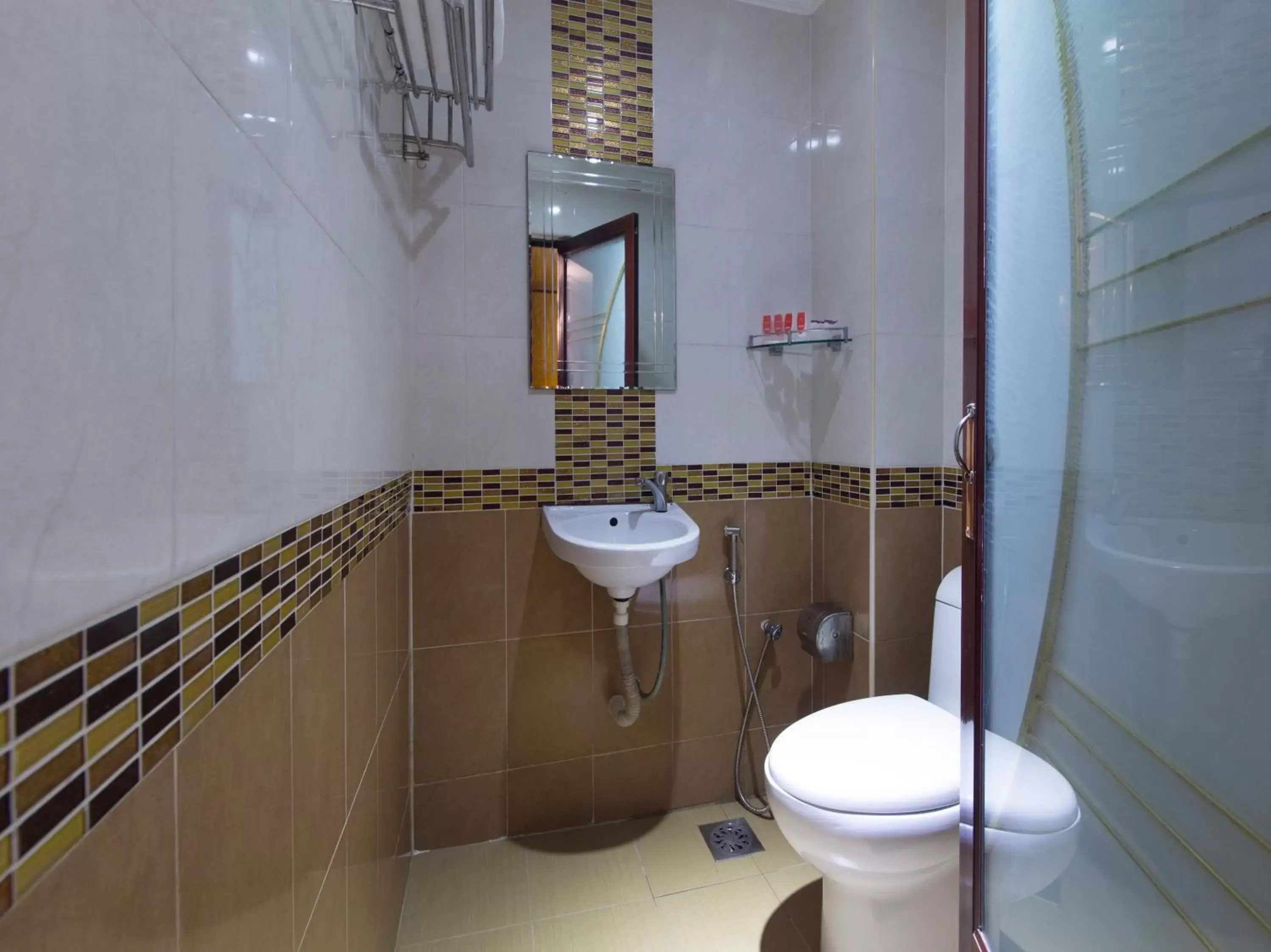 Bathroom in Super OYO 998 Queen City Hotel