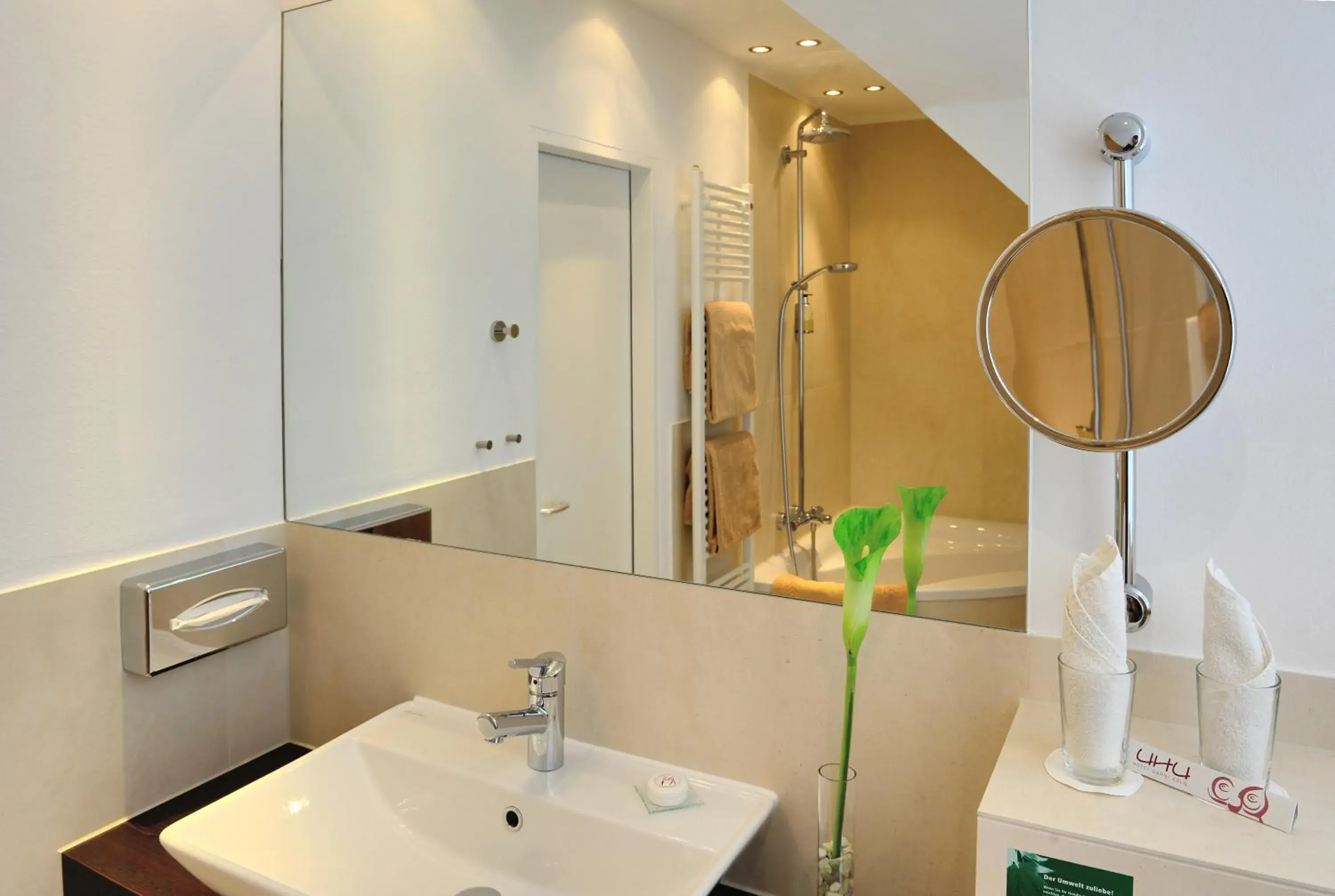 Decorative detail, Bathroom in Hotel Uhu Garni - Superior