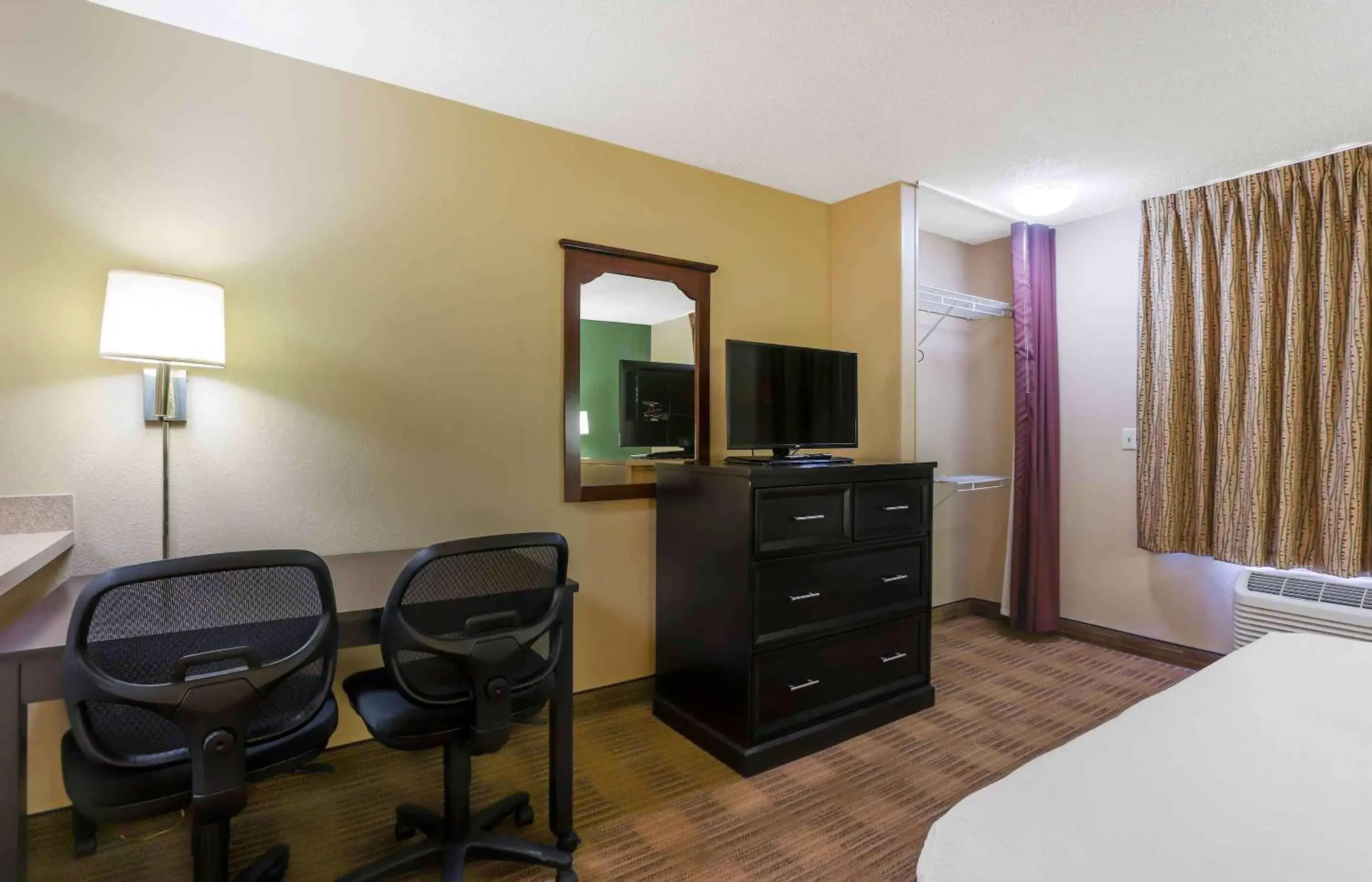 Bedroom, Bed in Extended Stay America Select Suites - Springfield - South Bedroom, Bed in Extended Stay America Select Suites - Springfield - South