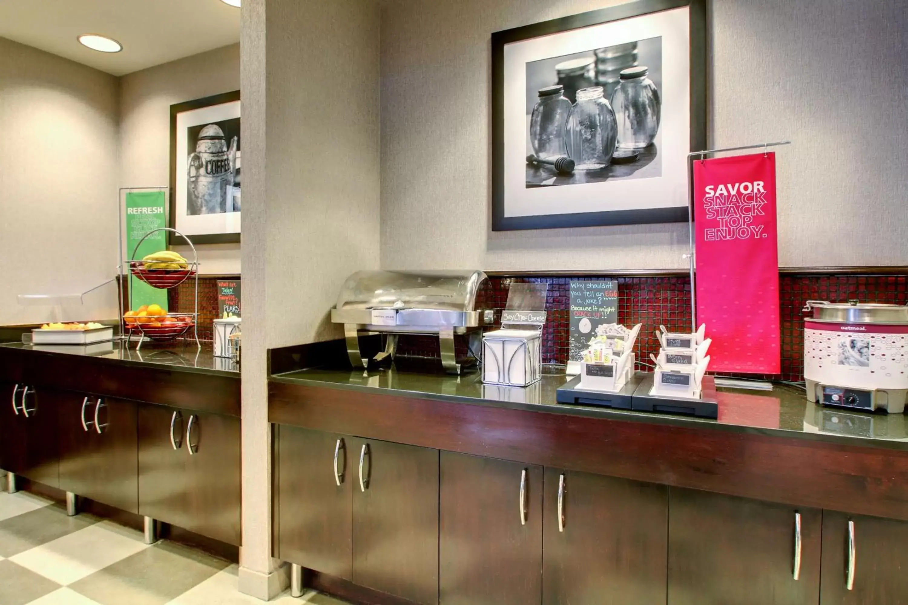 Dining area in Hampton Inn Birmingham/Leeds