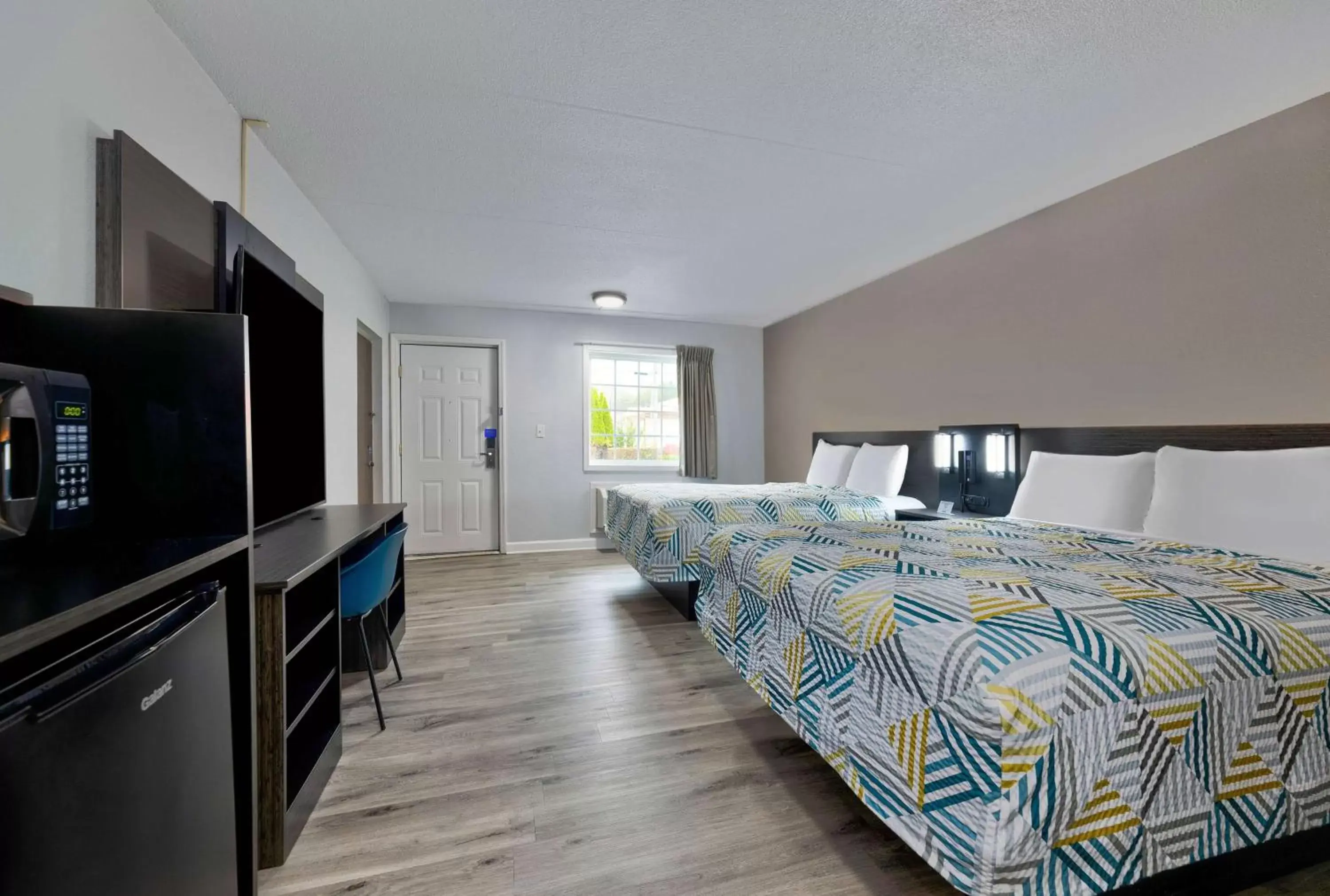 Photo of the whole room, Bed in Motel 6 Corbin KY Photo of the whole room, Bed in Motel 6 Corbin KY