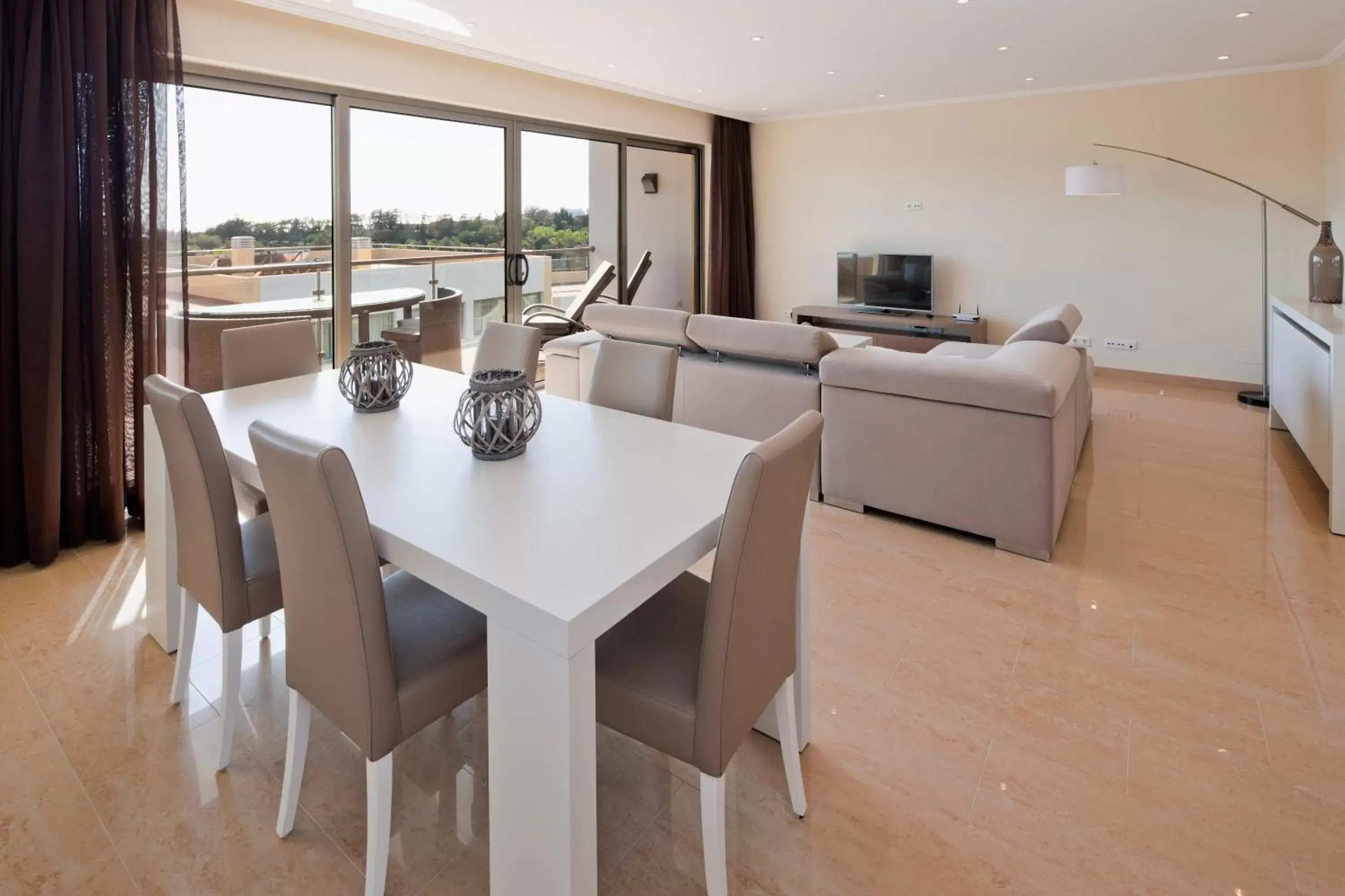 Living room, Dining Area in Vila Castelo Parque