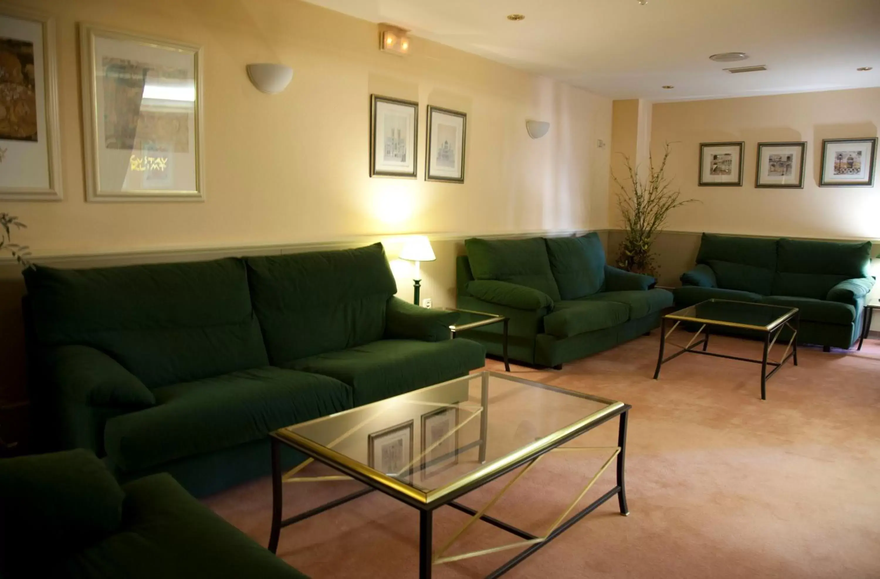 Communal lounge/ TV room, Seating Area in Motel Jardin