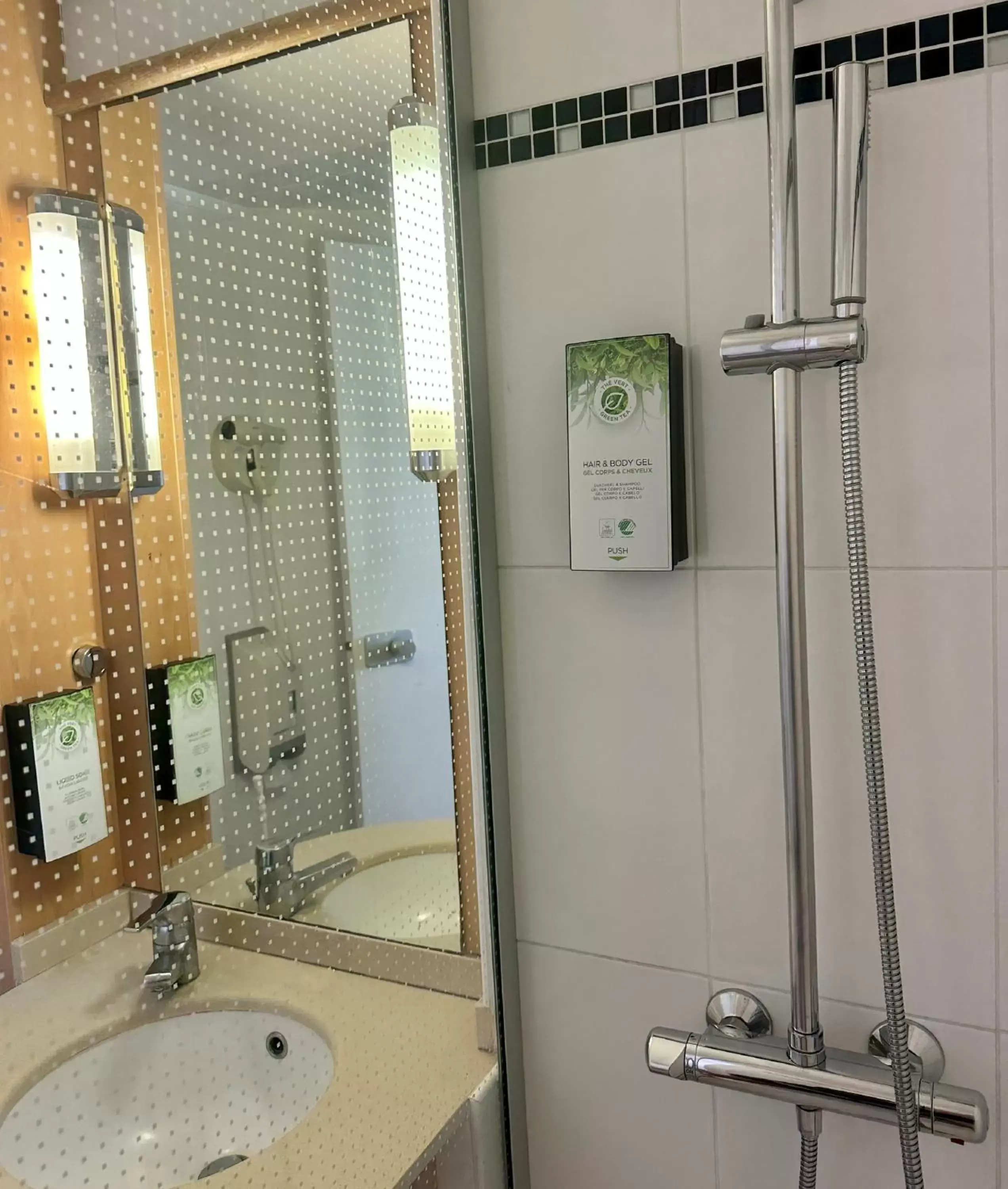 Shower, Bathroom in Kyriad Paris Sud Les Ulis Courtaboeuf