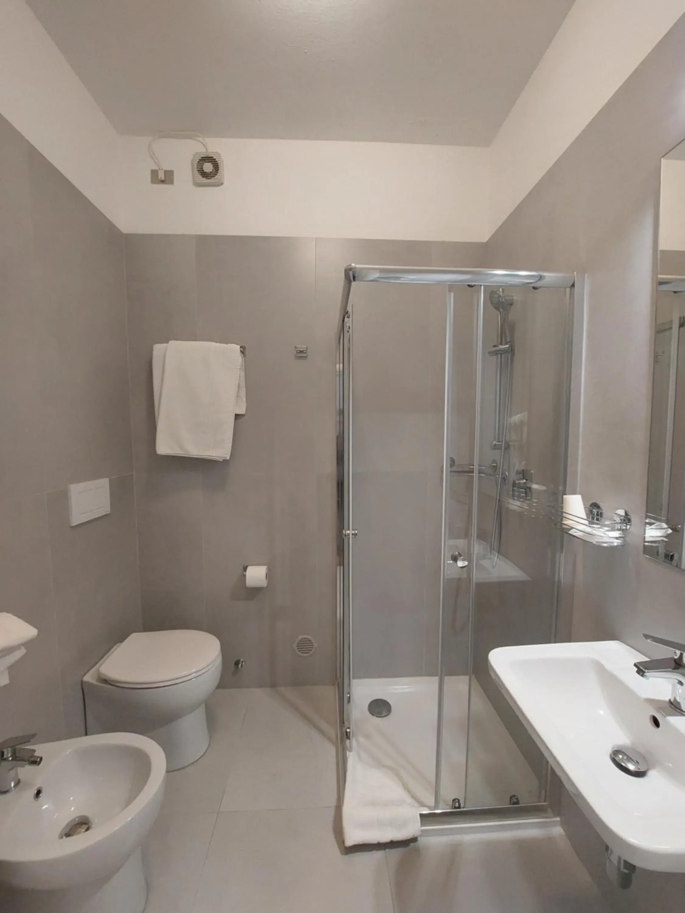 Shower, Bathroom in Hotel Ridolfi