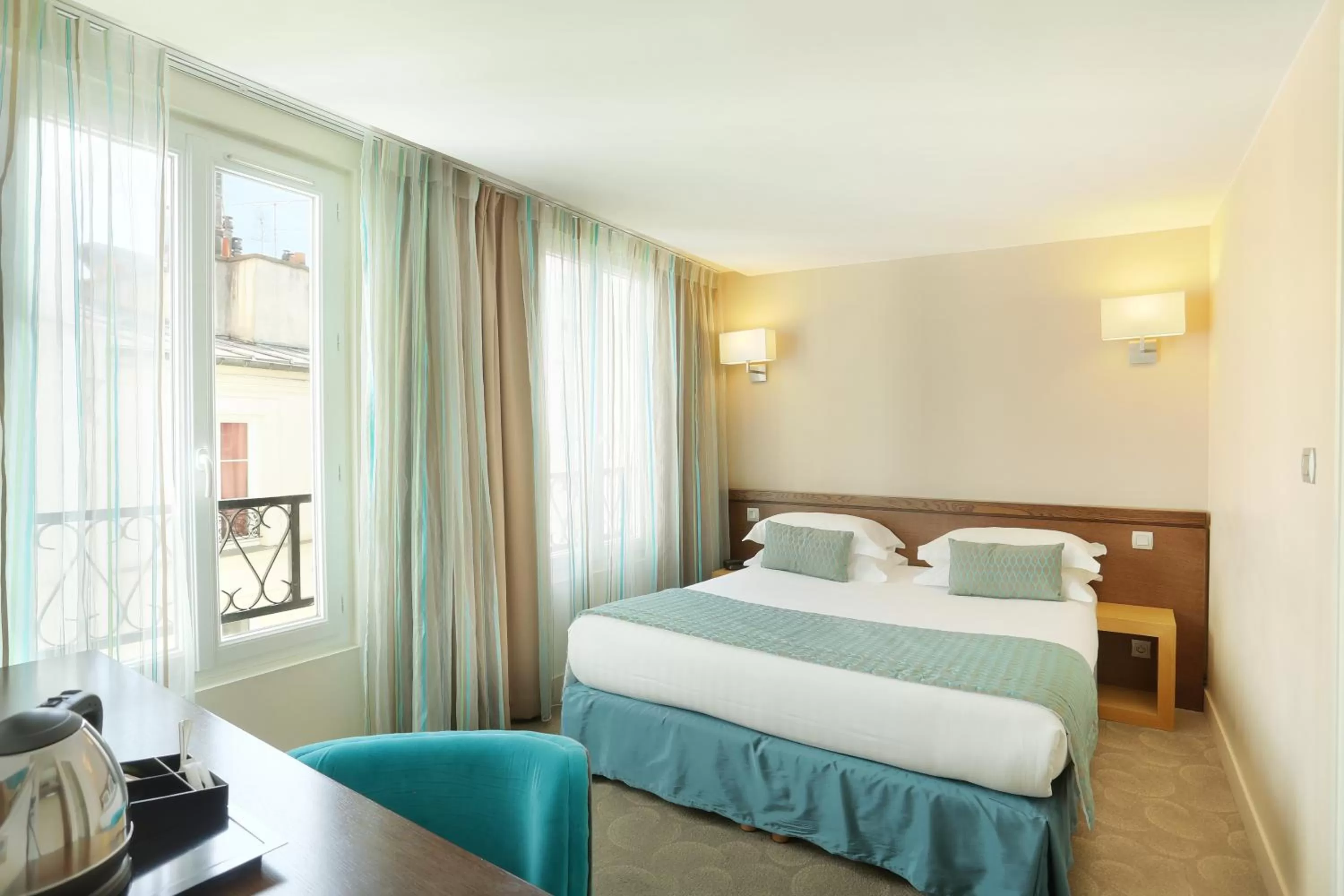 Bedroom, Bed in Le Grand Hôtel de Normandie