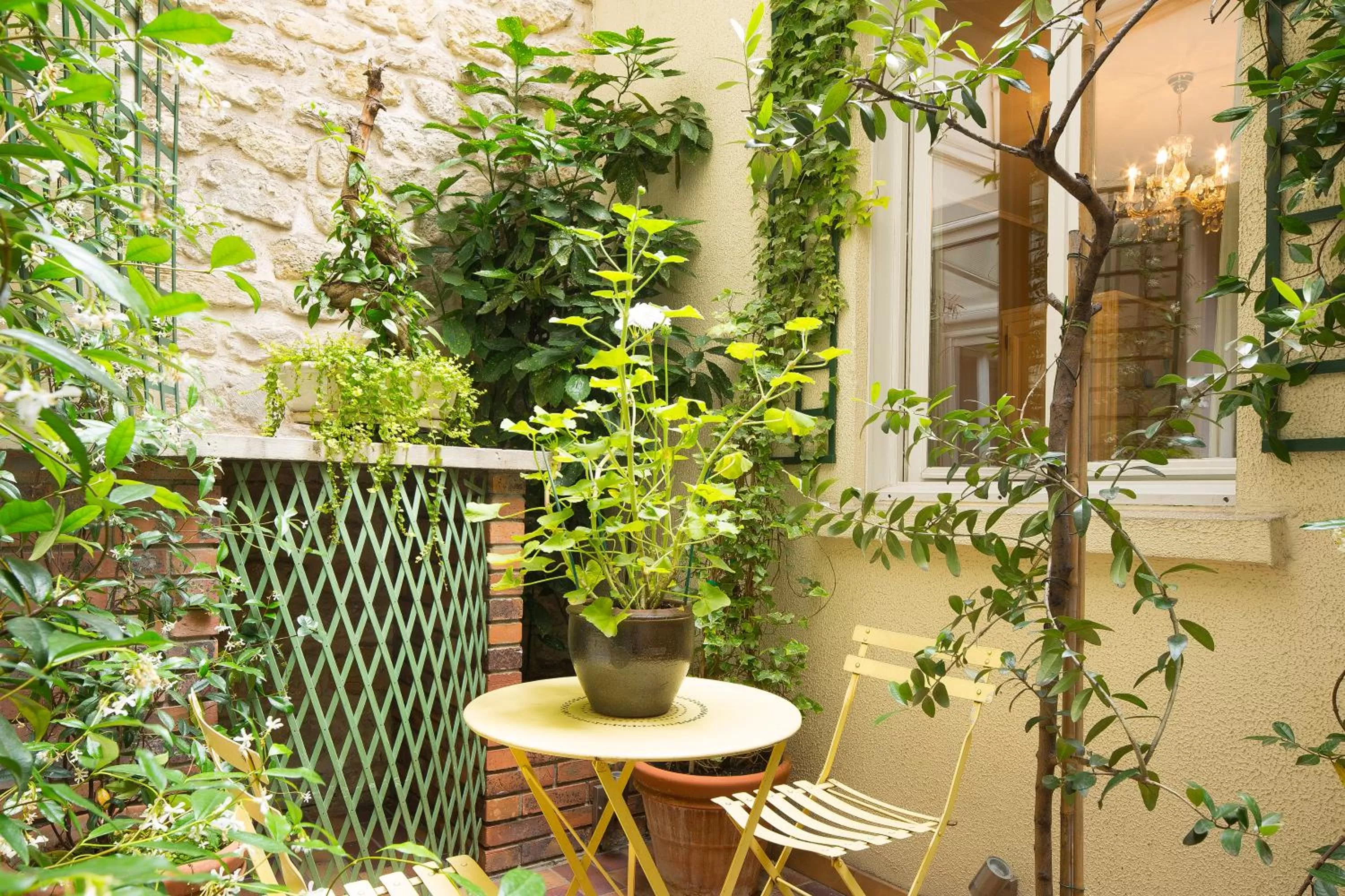 Patio in Hôtel de la Tour Eiffel