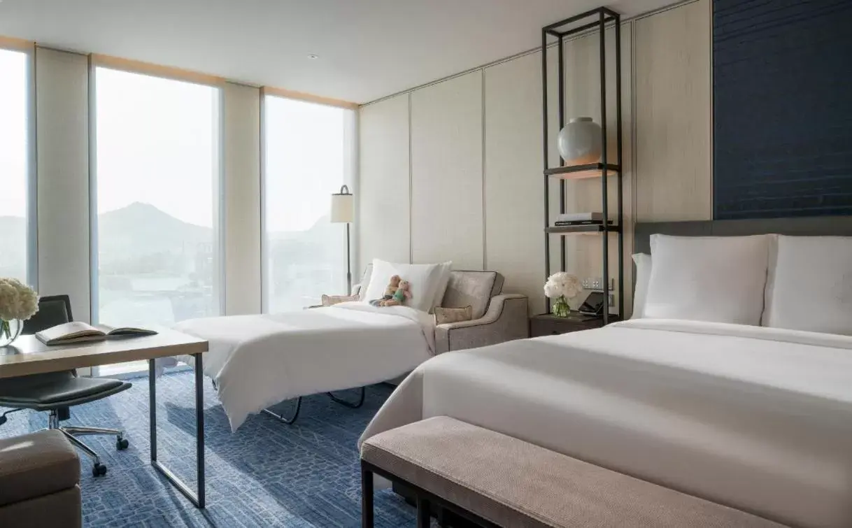 Bed in Four Seasons Hotel Seoul