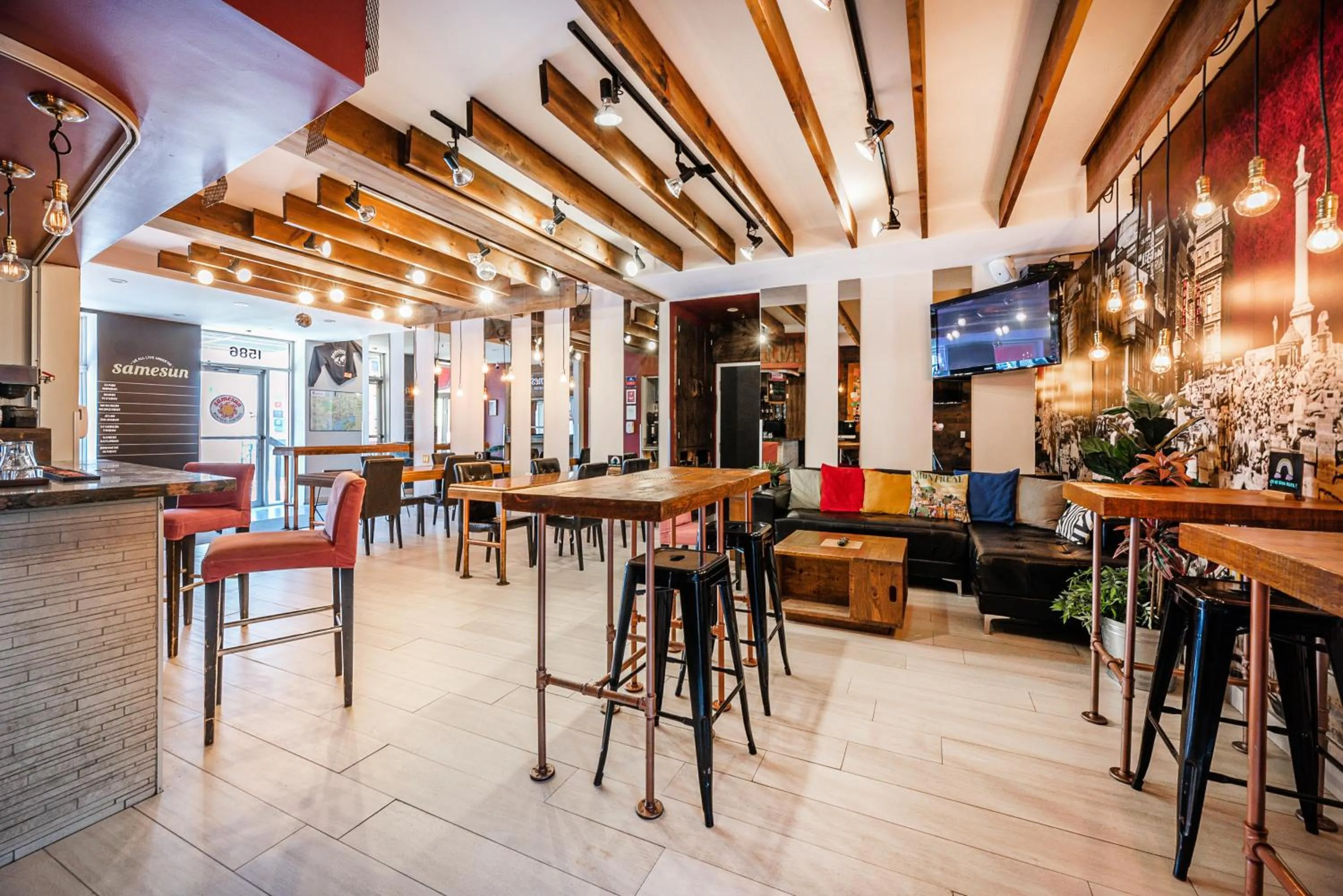 Communal lounge/ TV room in Samesun Montreal Hotel & Hostel