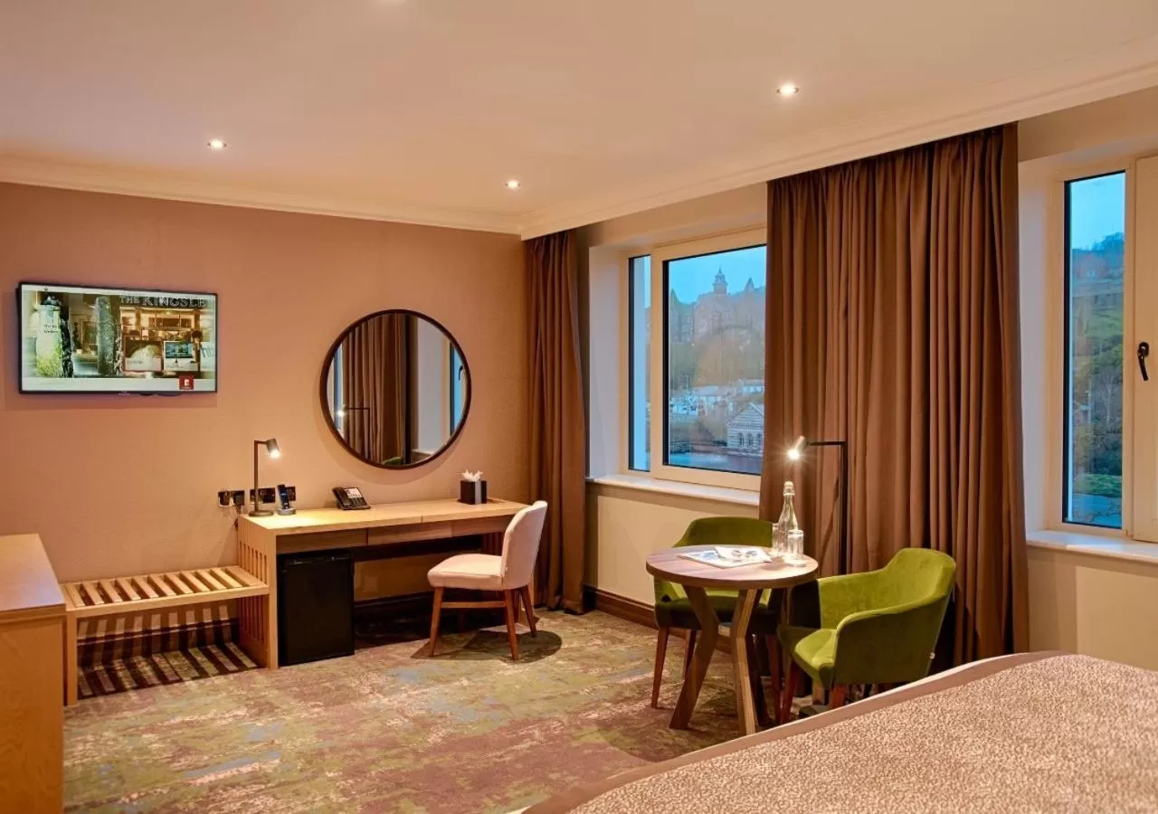 Photo of the whole room, Bed in The Kingsley Hotel