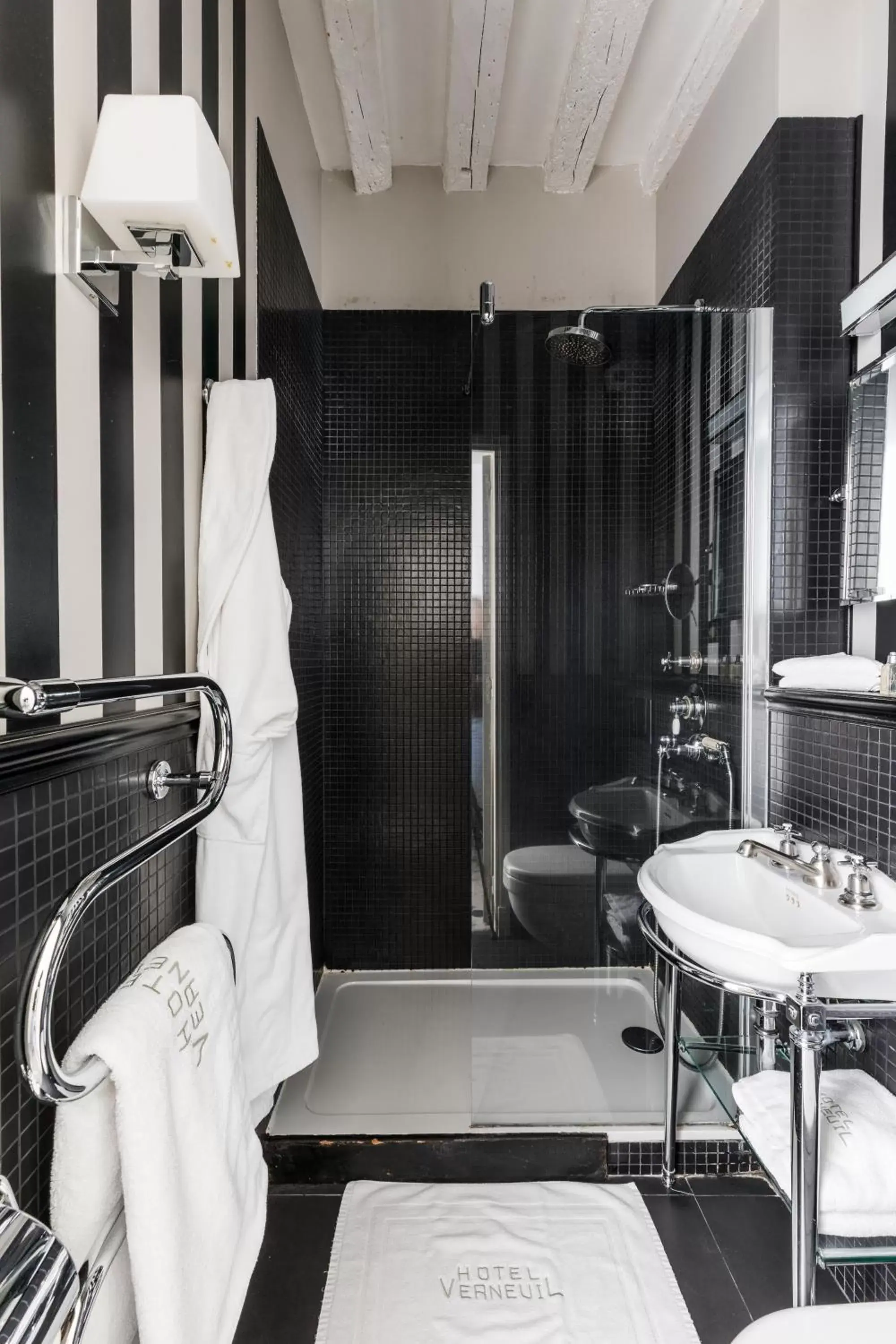 Bathroom in Hotel Verneuil Saint Germain