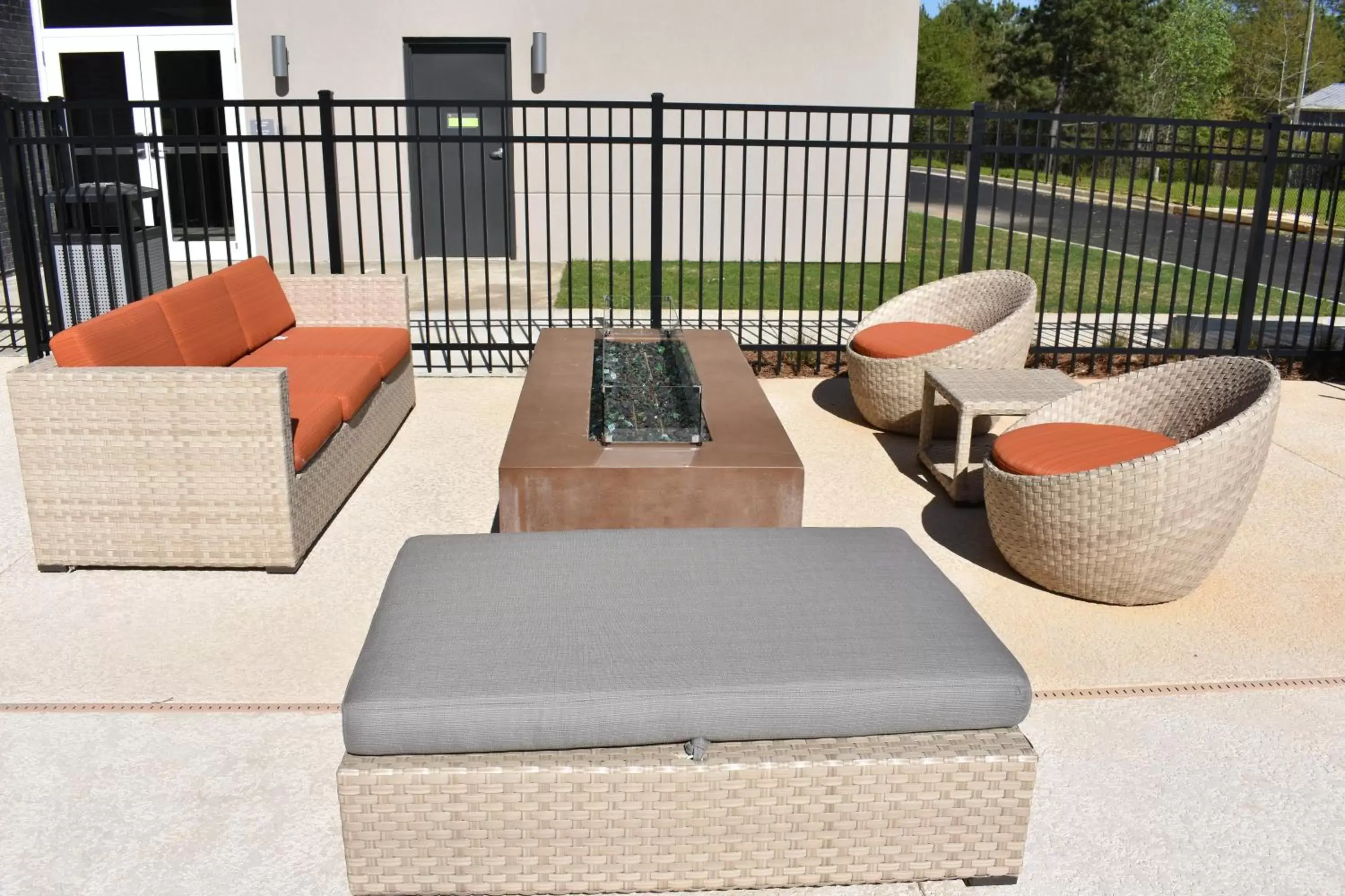 Patio in La Quinta Inn & Suites by Wyndham Braselton